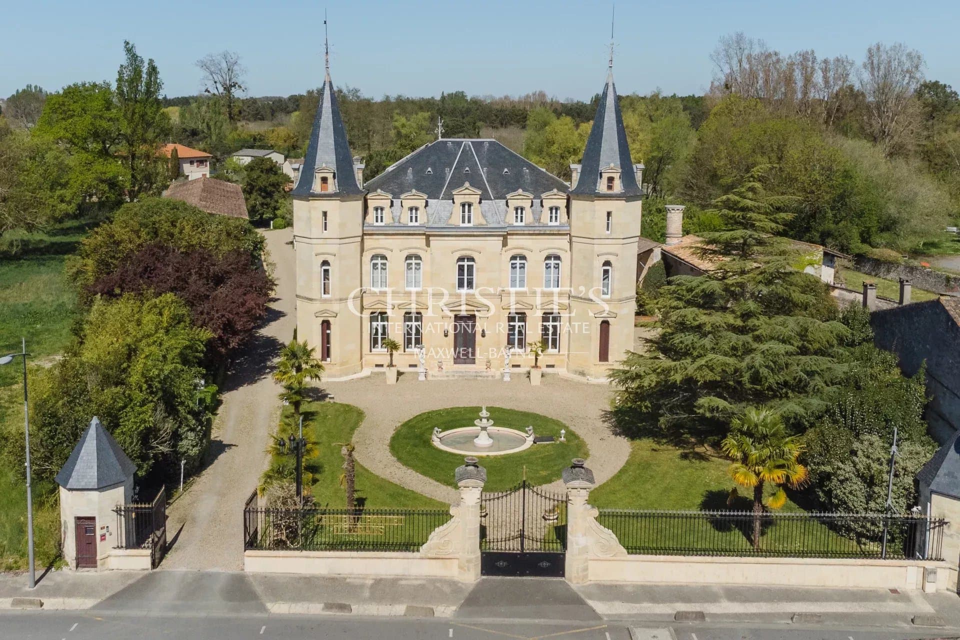 Hotel and tourist château 40 minutes from Bordeaux.
