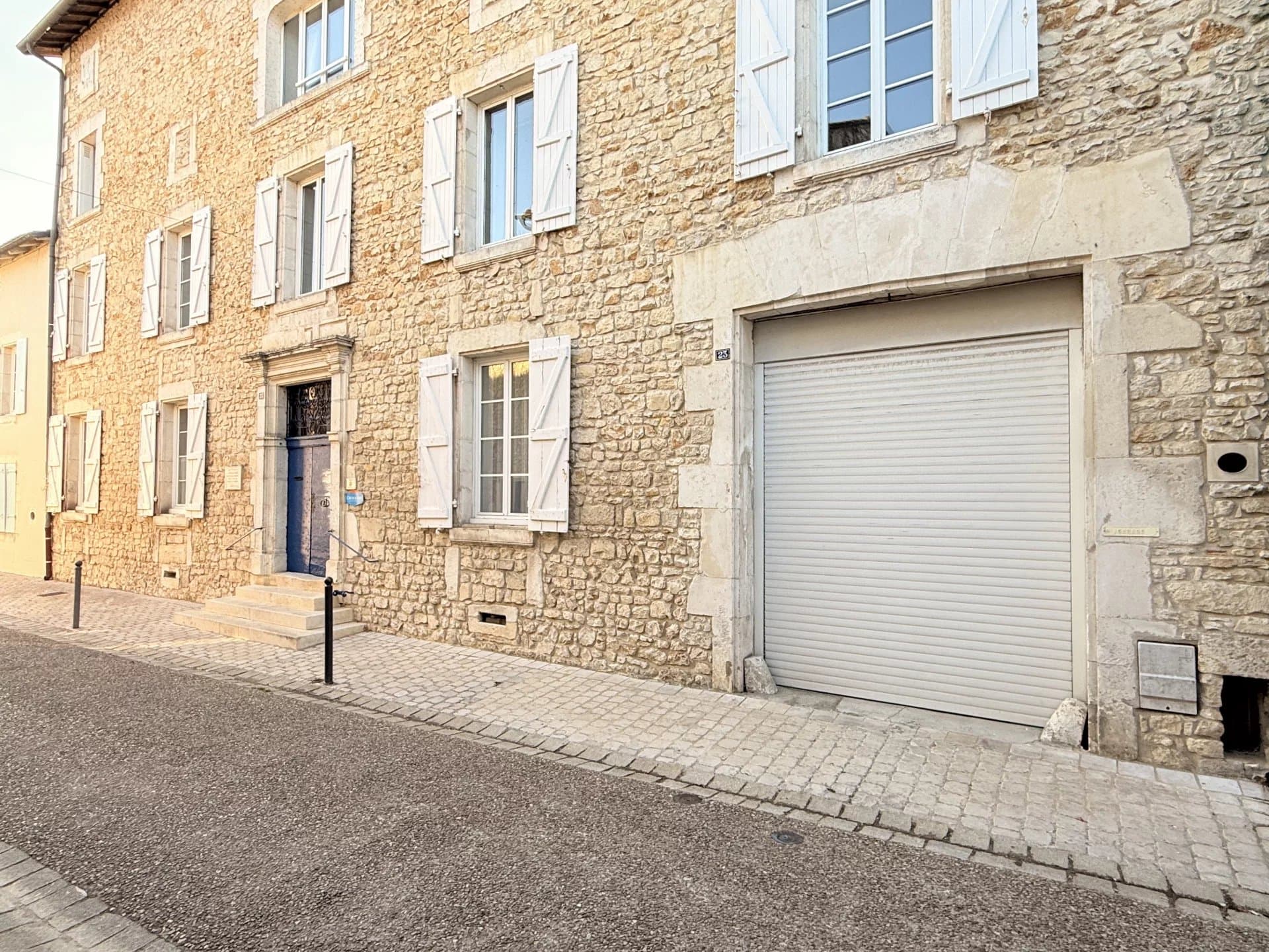 Élégante maison de ville de prestige, 8 chambres et un appartement 2 chambres, avec grand parc et vue sur le château