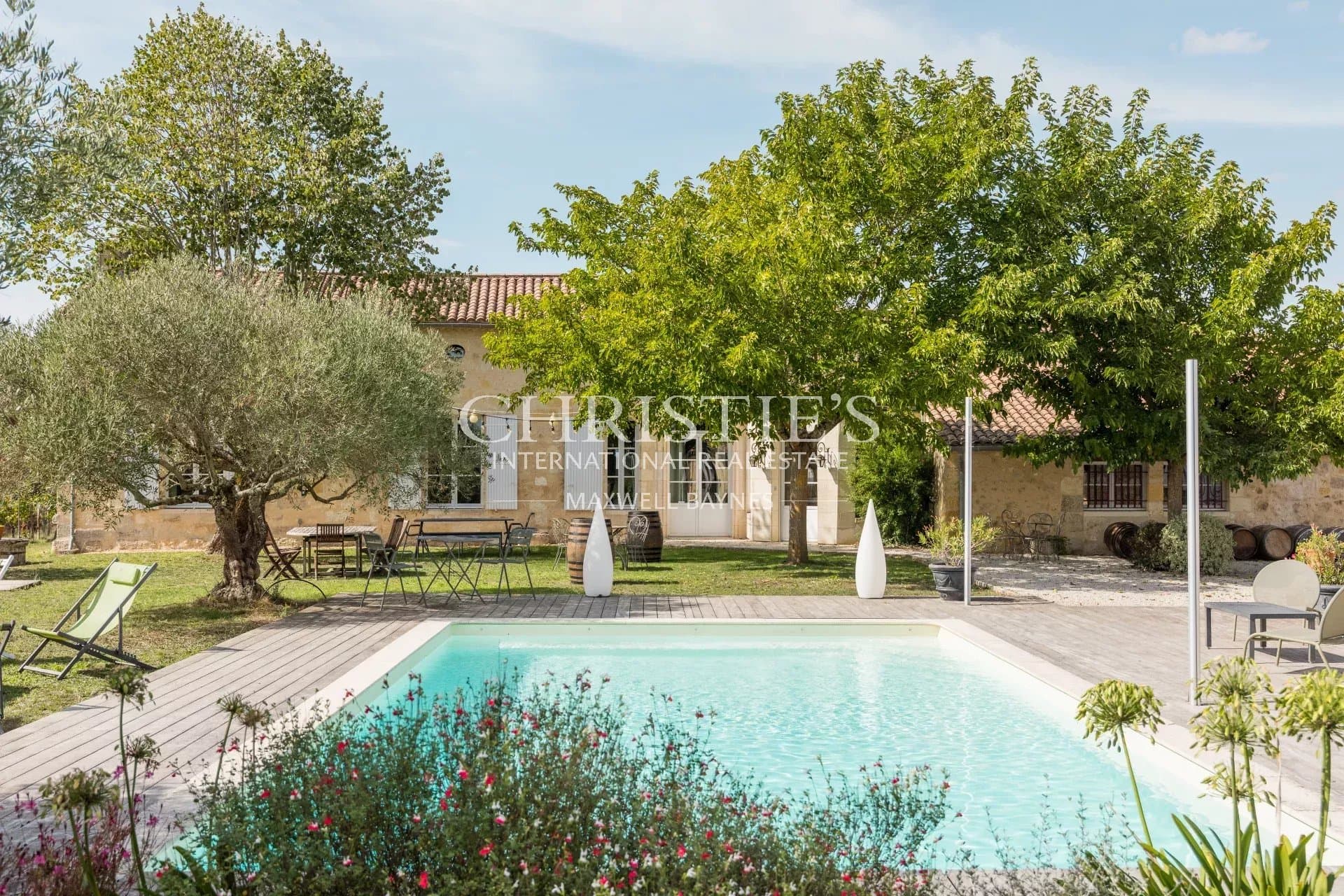 Attractive 3.21 ha vineyard near Bordeaux - Turnkey!