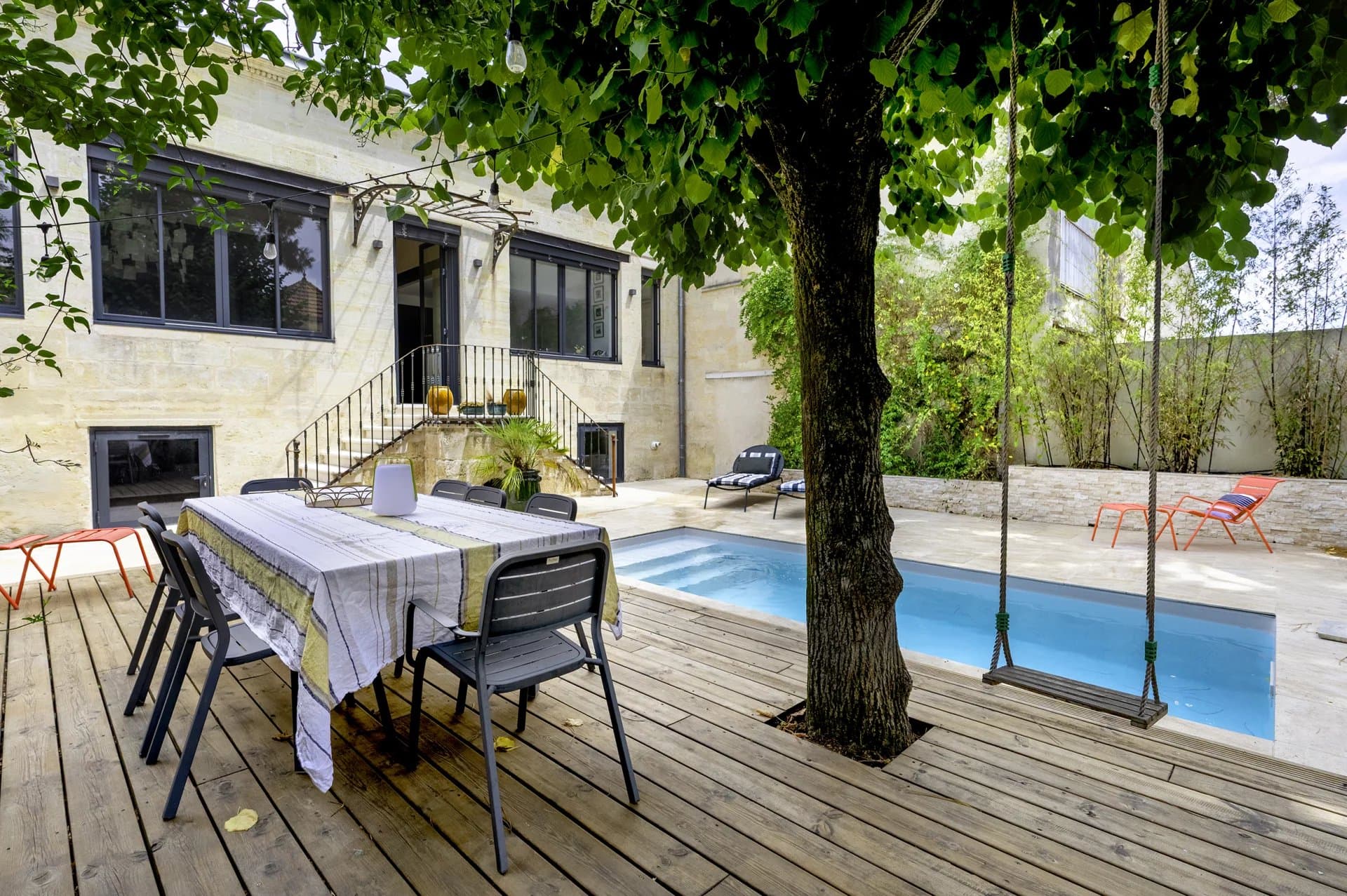 Bègles – Elegant stone Chartreuse with garden, swimming pool, and garage