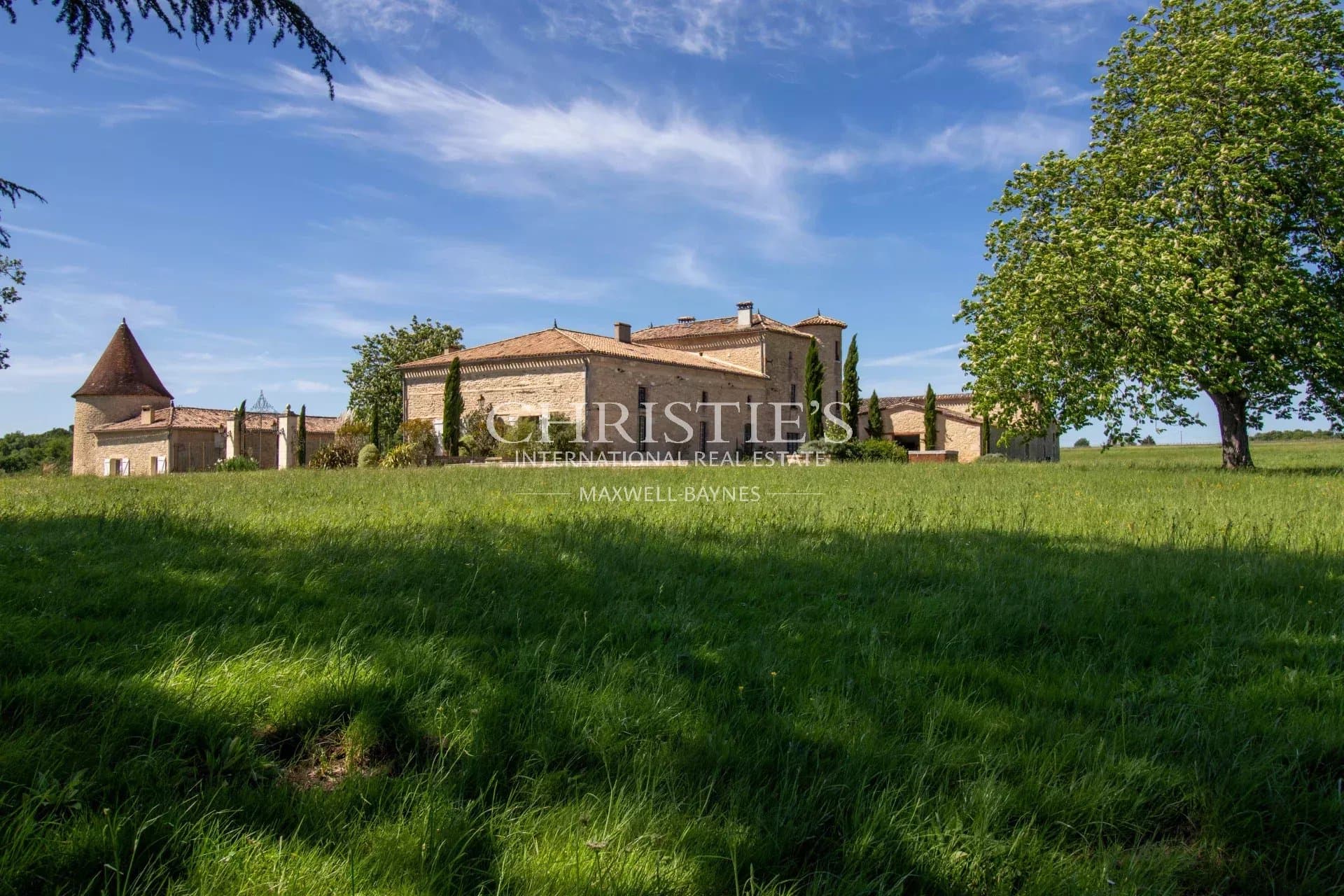 Magnifique château comprenant un hébergement pour les invités, une piscine étincelante, un lac paisible et 30 hectares de terrains extensifs
