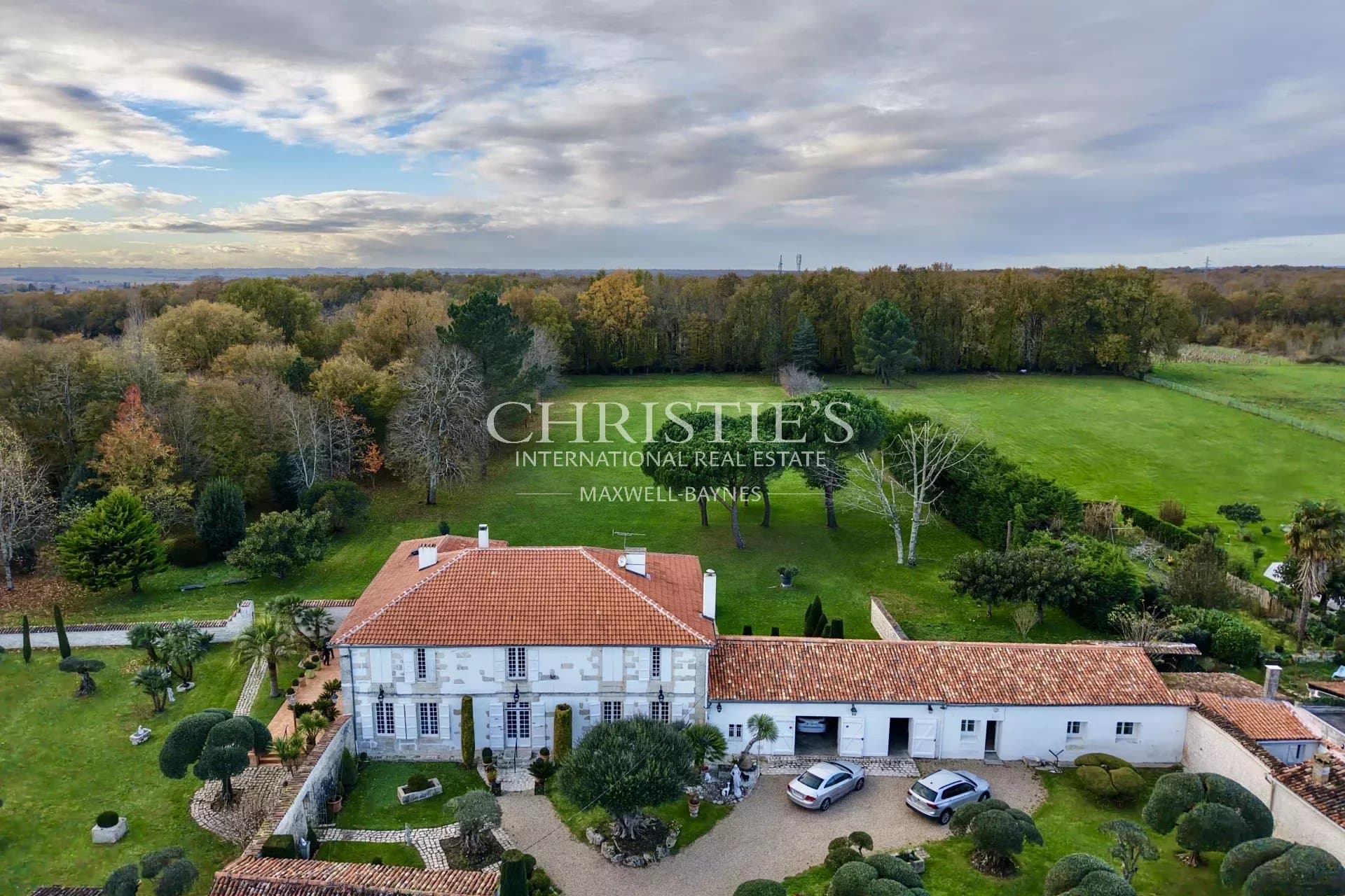 Exclusive: Elegant 18th-Century Manor with Exceptional Garden Just 5 Minutes from Saintes