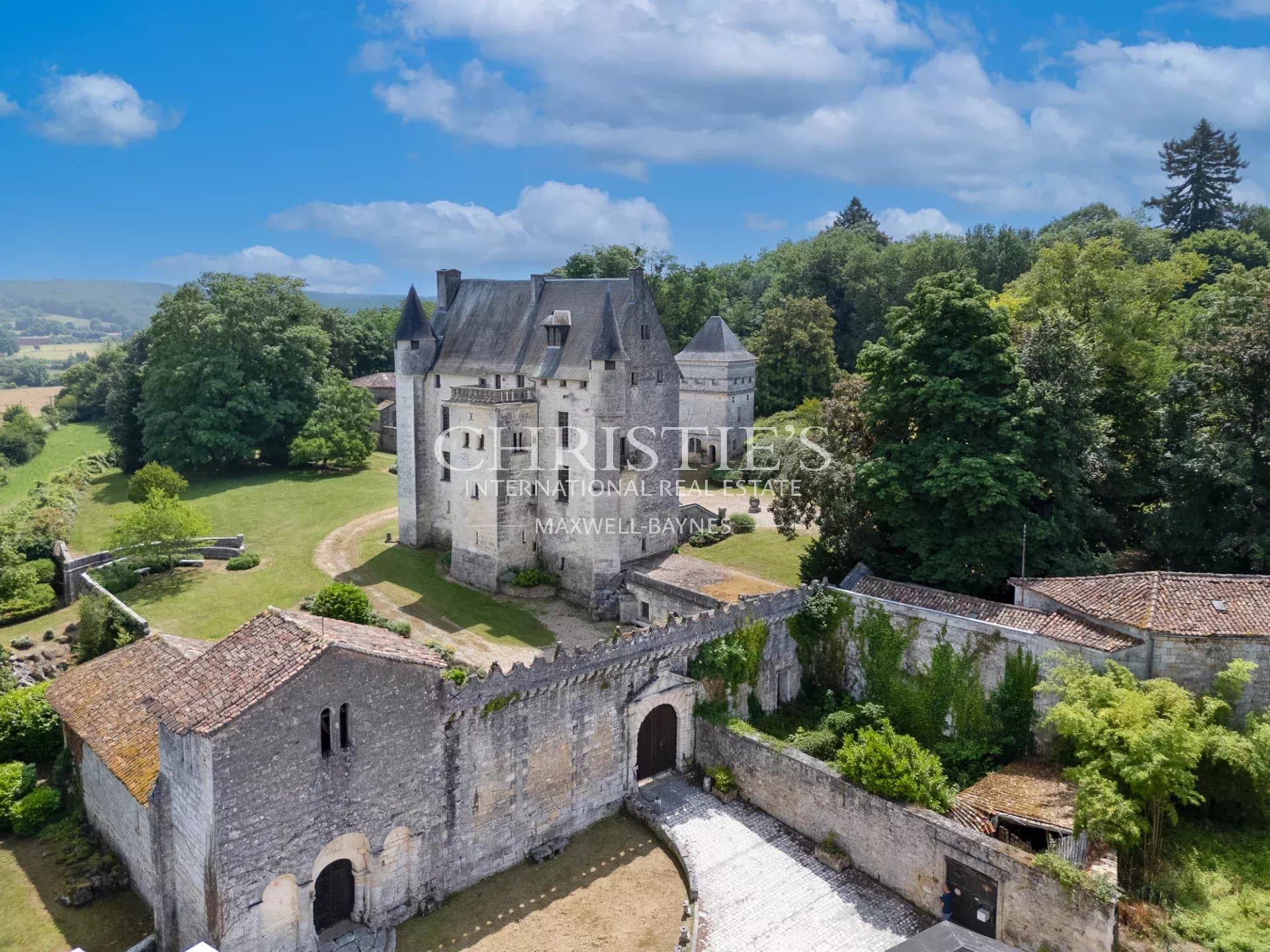 Château historique avec chapelle romane, dépendances et 56 hectares de terres