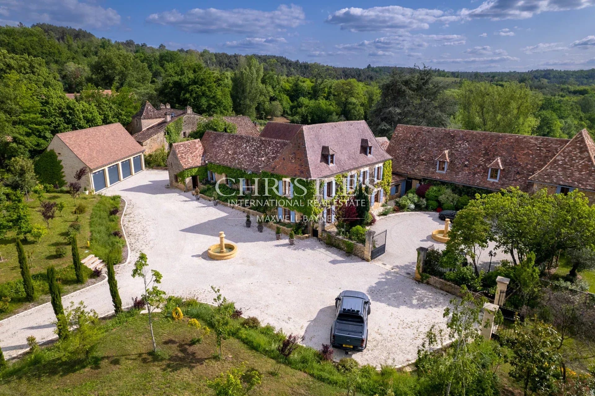 Propriété de Luxe Entièrement Rénovée avec Vue Panoramique et 18 Hectares en Dordogne