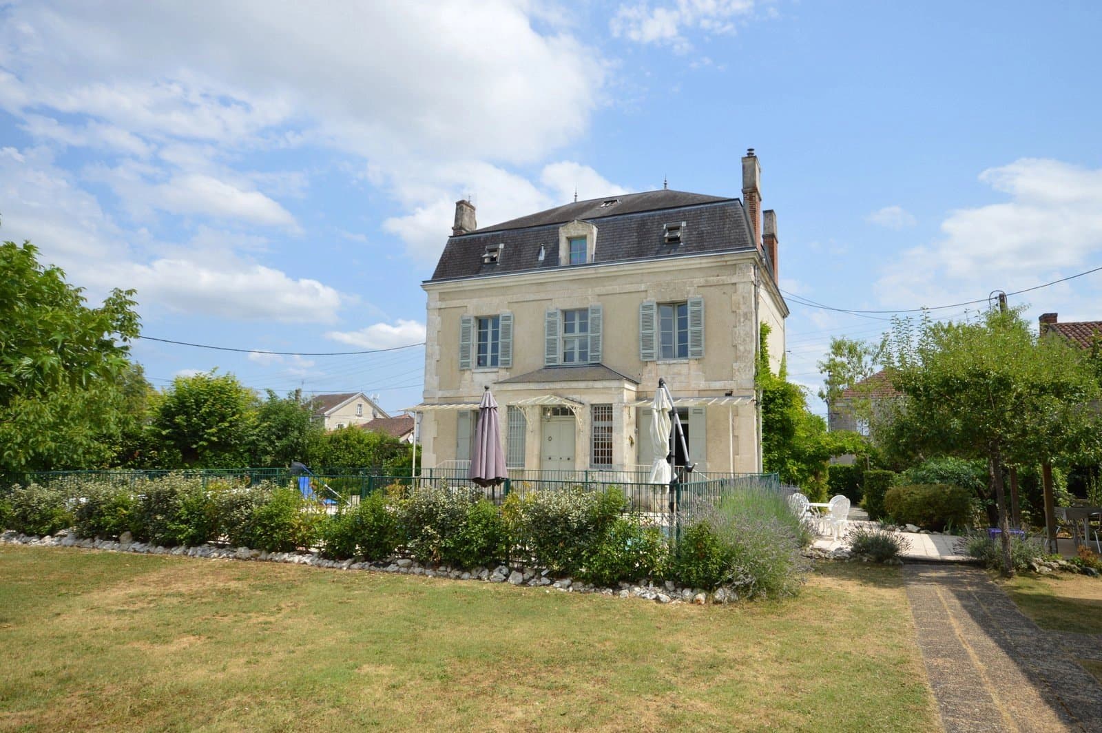 Chic Maison de Maître au centre d'une ville animée en Dordogne