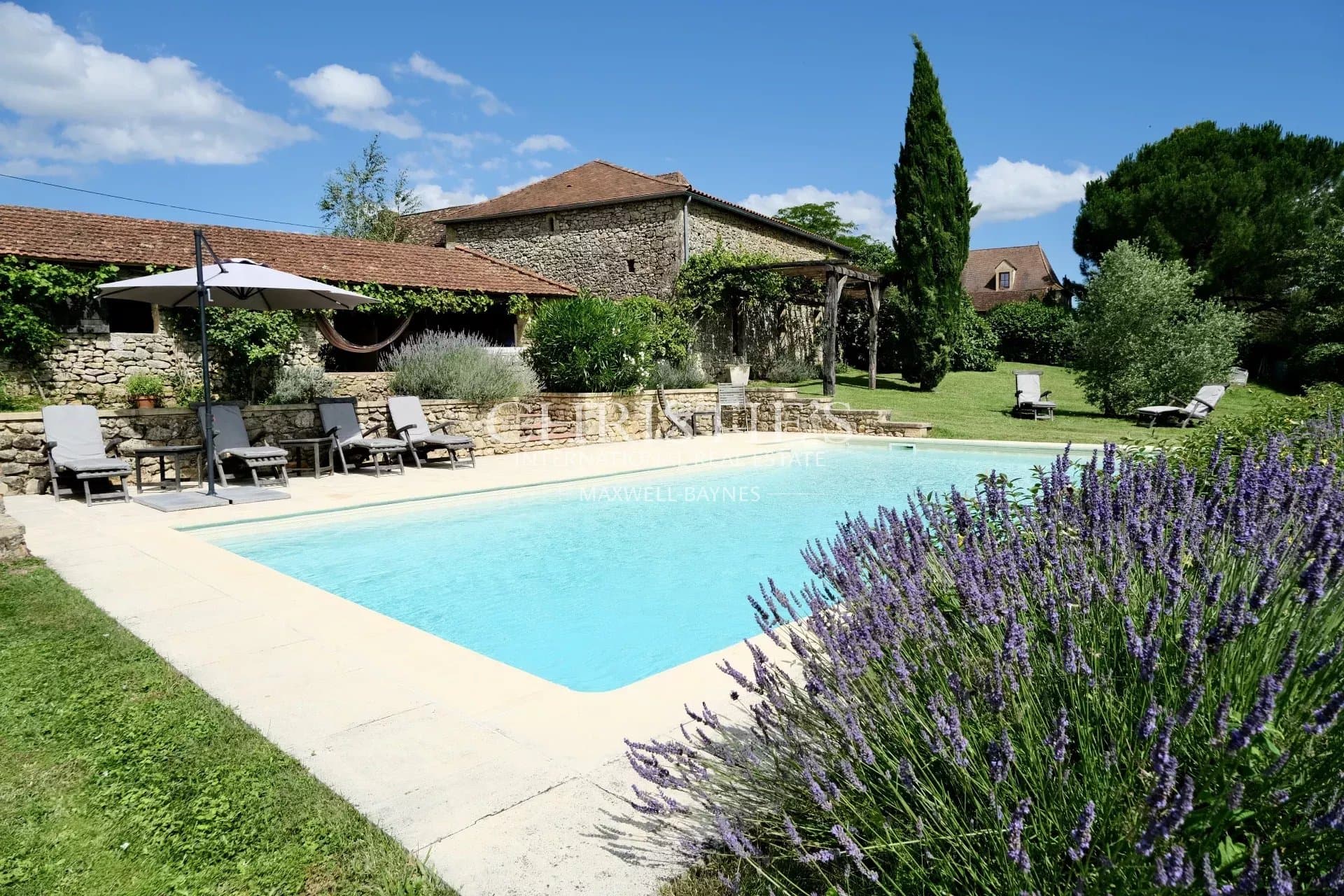 Belle maison périgourdine avec belle piscine et vue