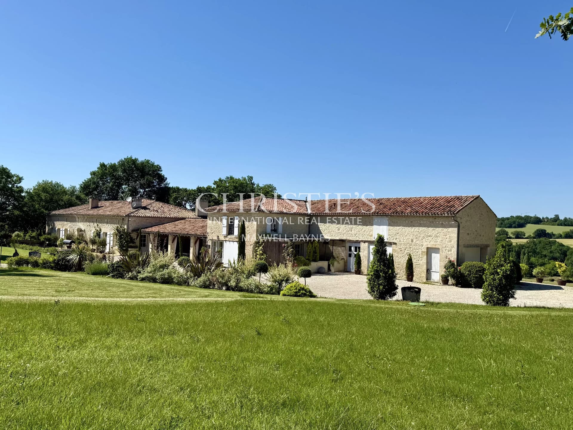 Well presented chartreuse with wide ranging views across the Gers countryside