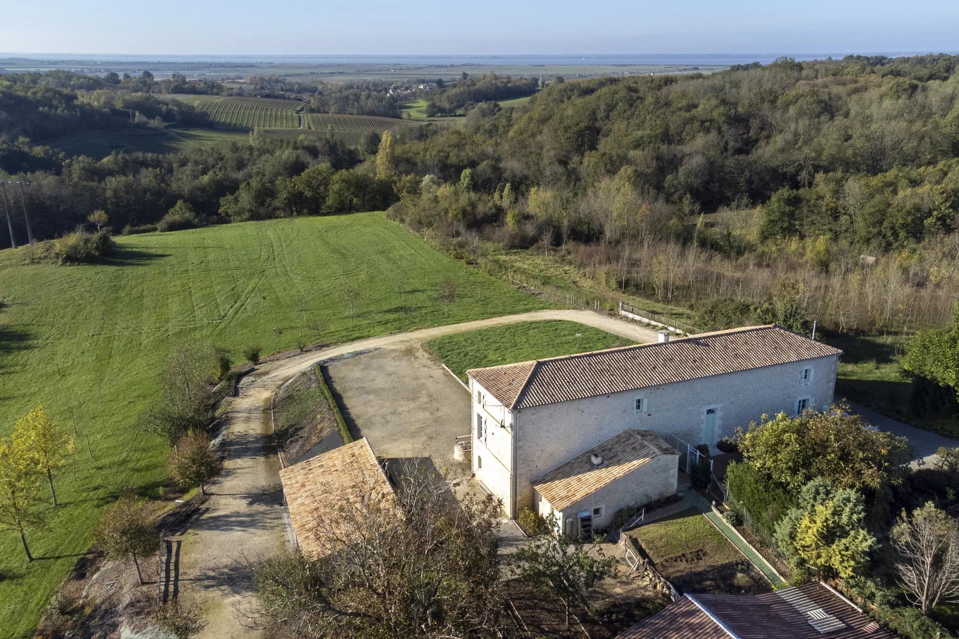 Renovated Charentais house overlooking the Gironde estuary, 45 minutes from Royan