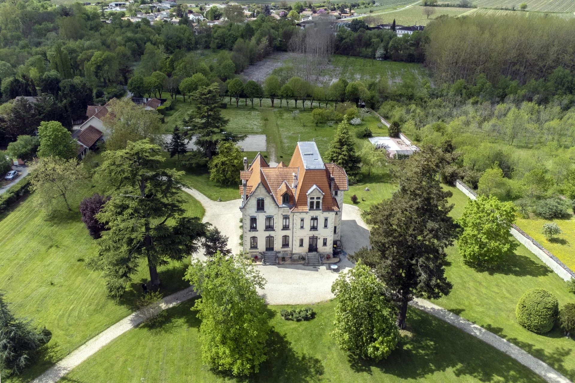 Charmante demeure ‘Art Nouveau’ avec piscine et maison de gardien à Cognac