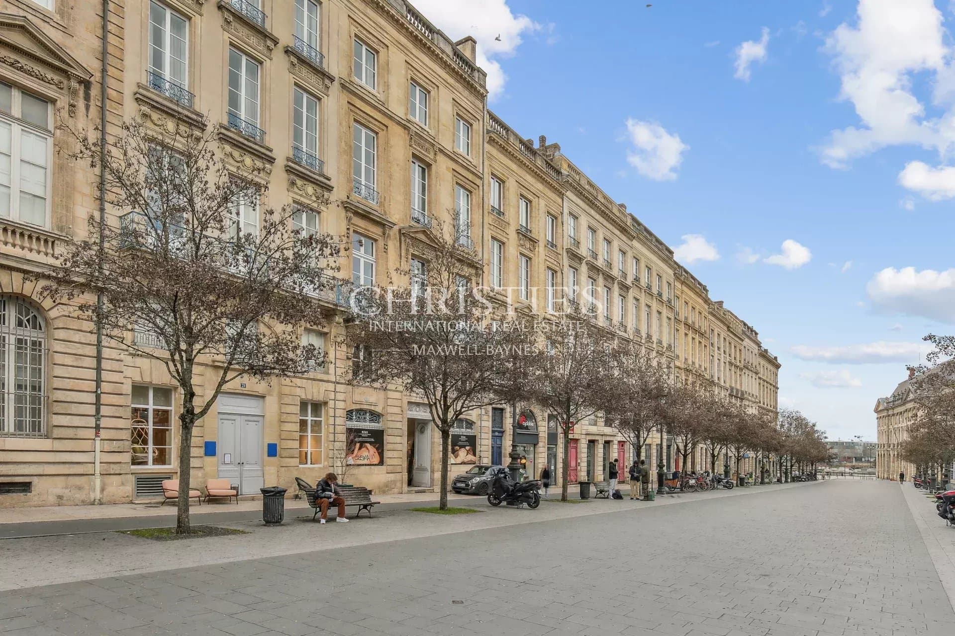Bright 2 bedrooms apartment in Cours du Chapeau Rouge