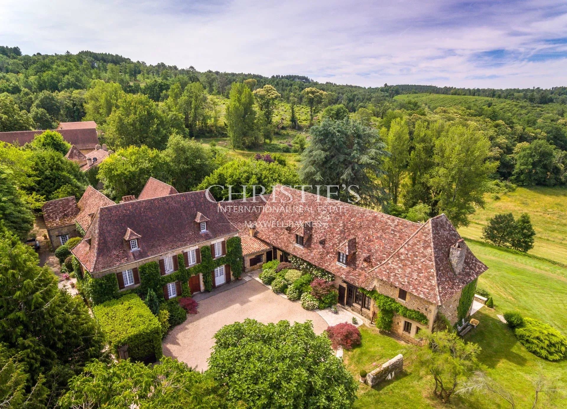 Maison de luxe et maison d'hôtes à vendre avec deux piscines et vues, Dordogne