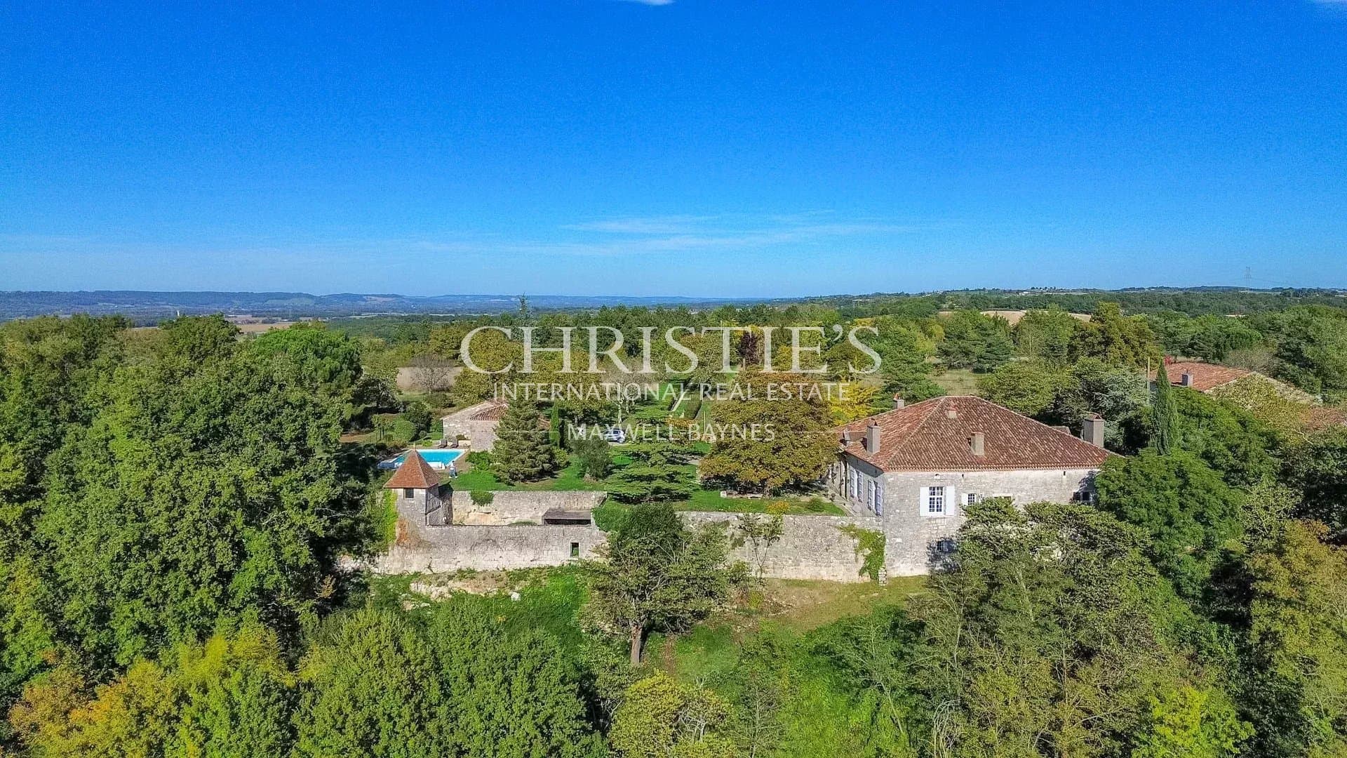 Un magnifique domaine en pierre avec des dépendances supplémentaires, situé sur plus de 14 hectares de terre panoramique et pittoresque en hauteur