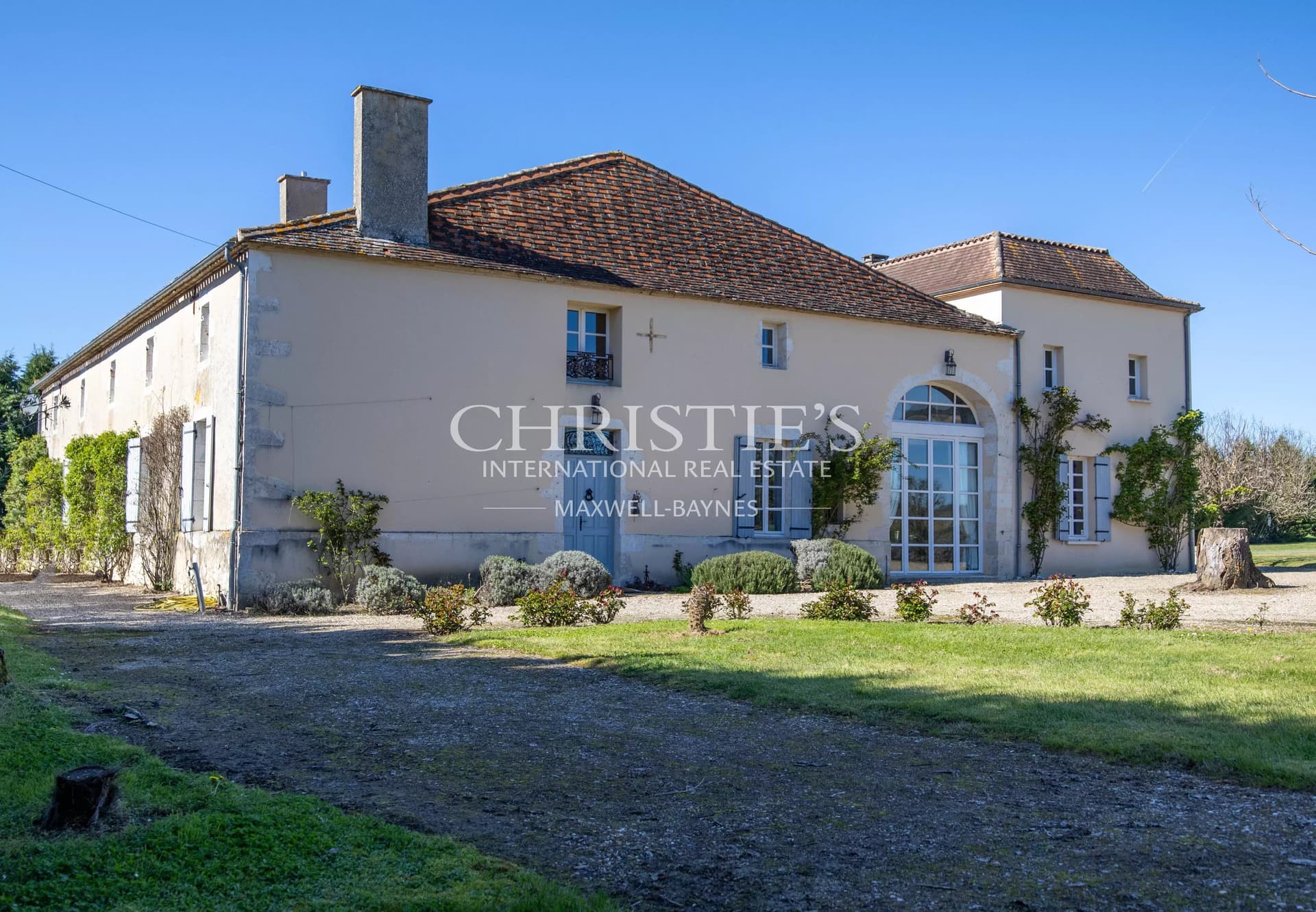 Elegant Manoir featuring Guest Accommodation and meticulously landscaped gardens