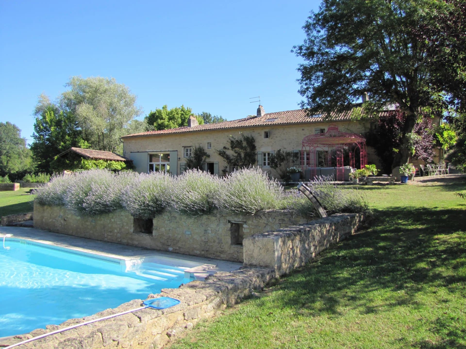 Vente maison immaculée avec piscine près de Monségur