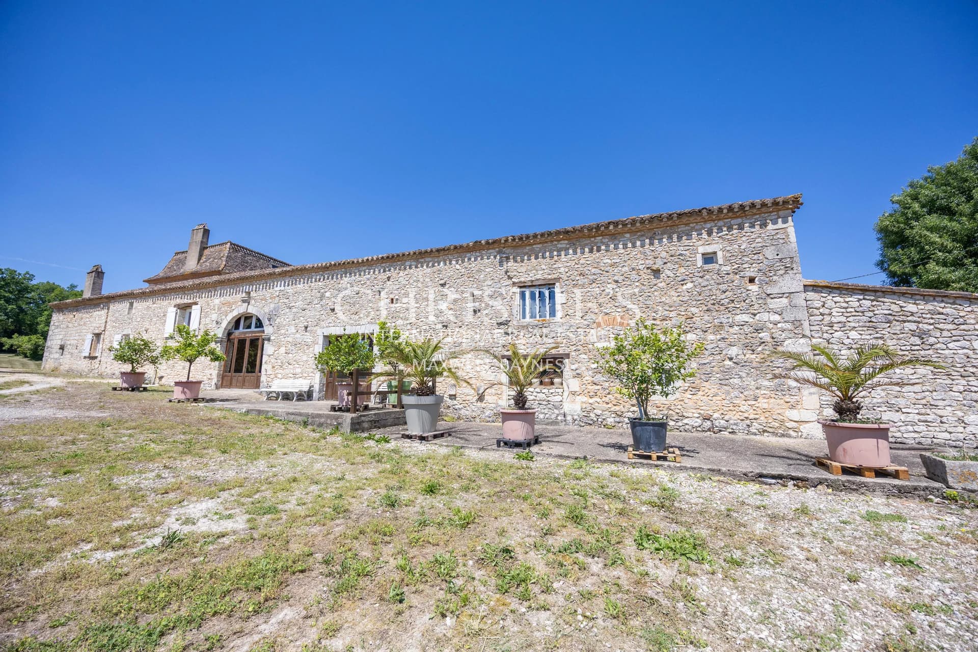 Château historique de vigneron avec cottages pour invités et 64 hectares de terrains variés