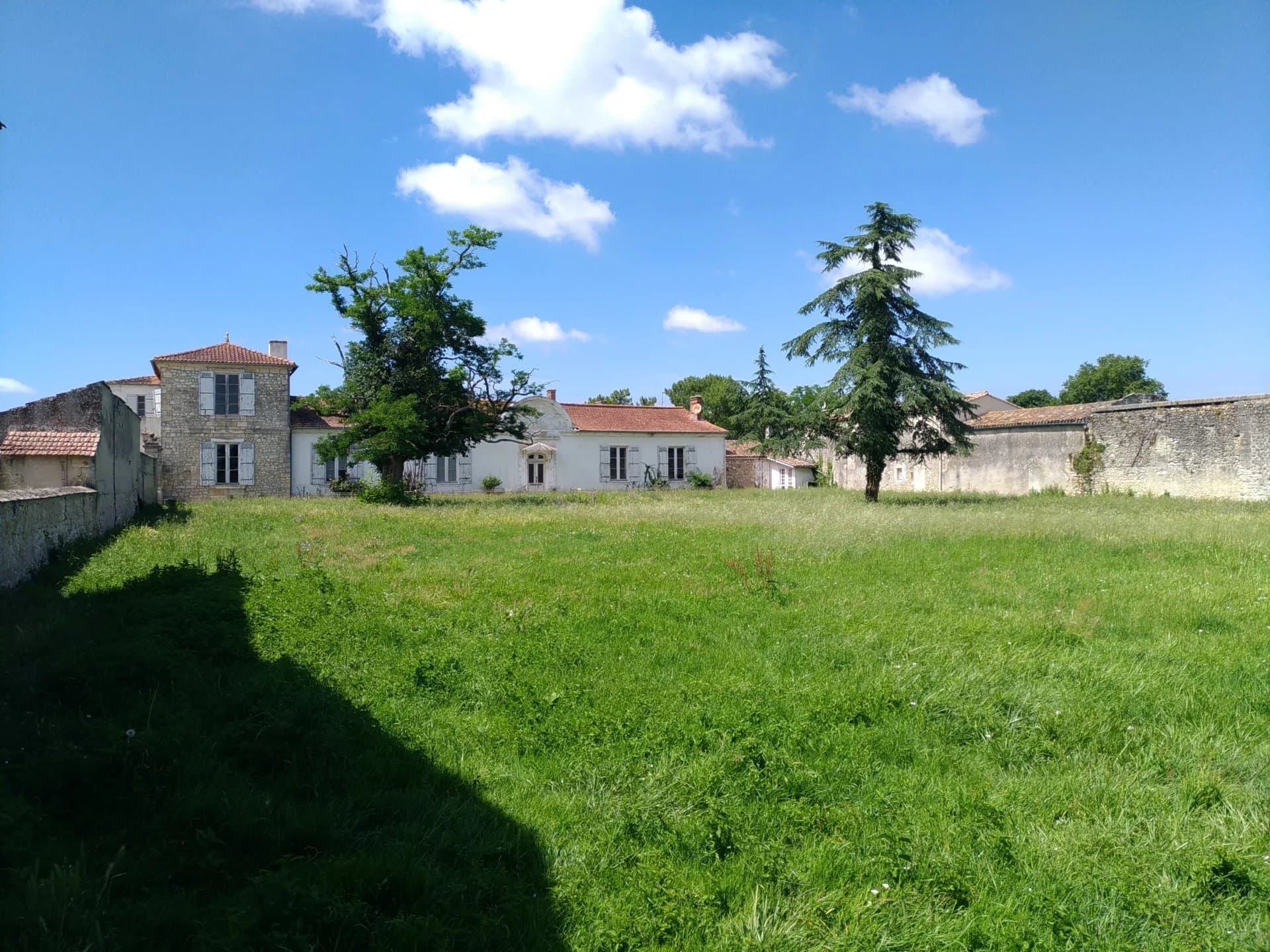 Charmante et historique propriété viticole de 25 ha en AOC Médoc