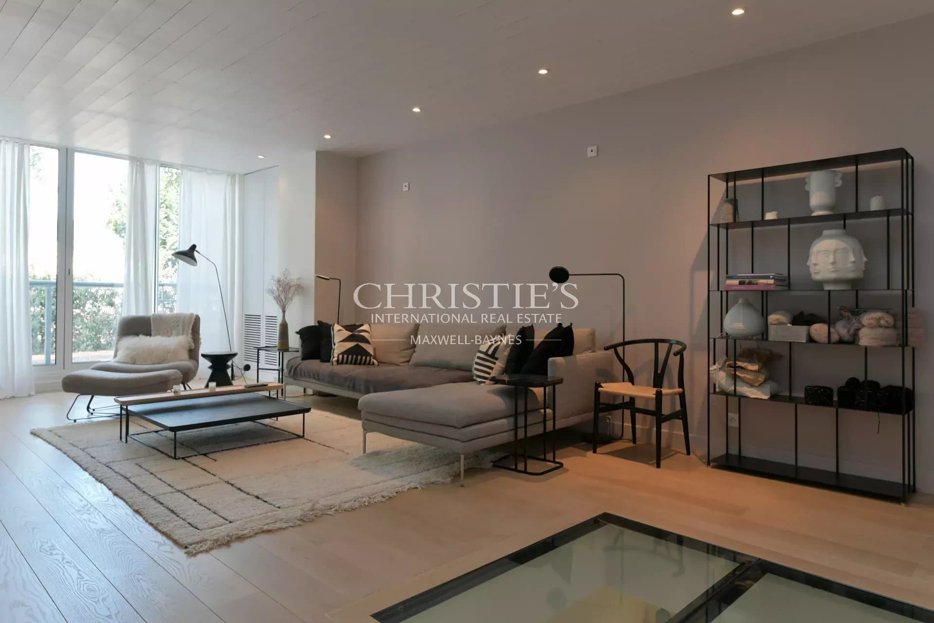 charming house in the heart of La Rochelle. Boasting 4 bedrooms, garden and garage.