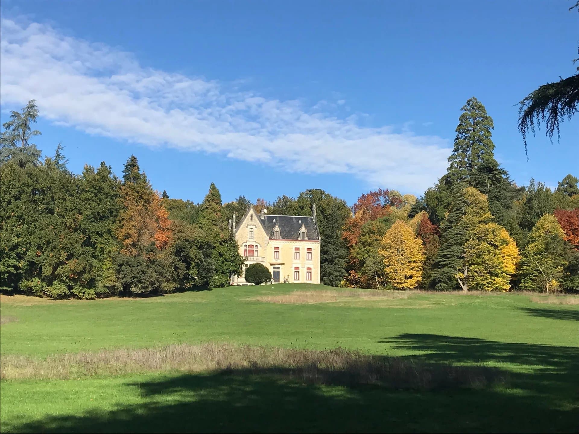 Une magnifique maison de maître de style Tudor du XIXe siècle, située sur 7 hectares de terrain pittoresque, nichée dans la paisible campagne aquitaine.