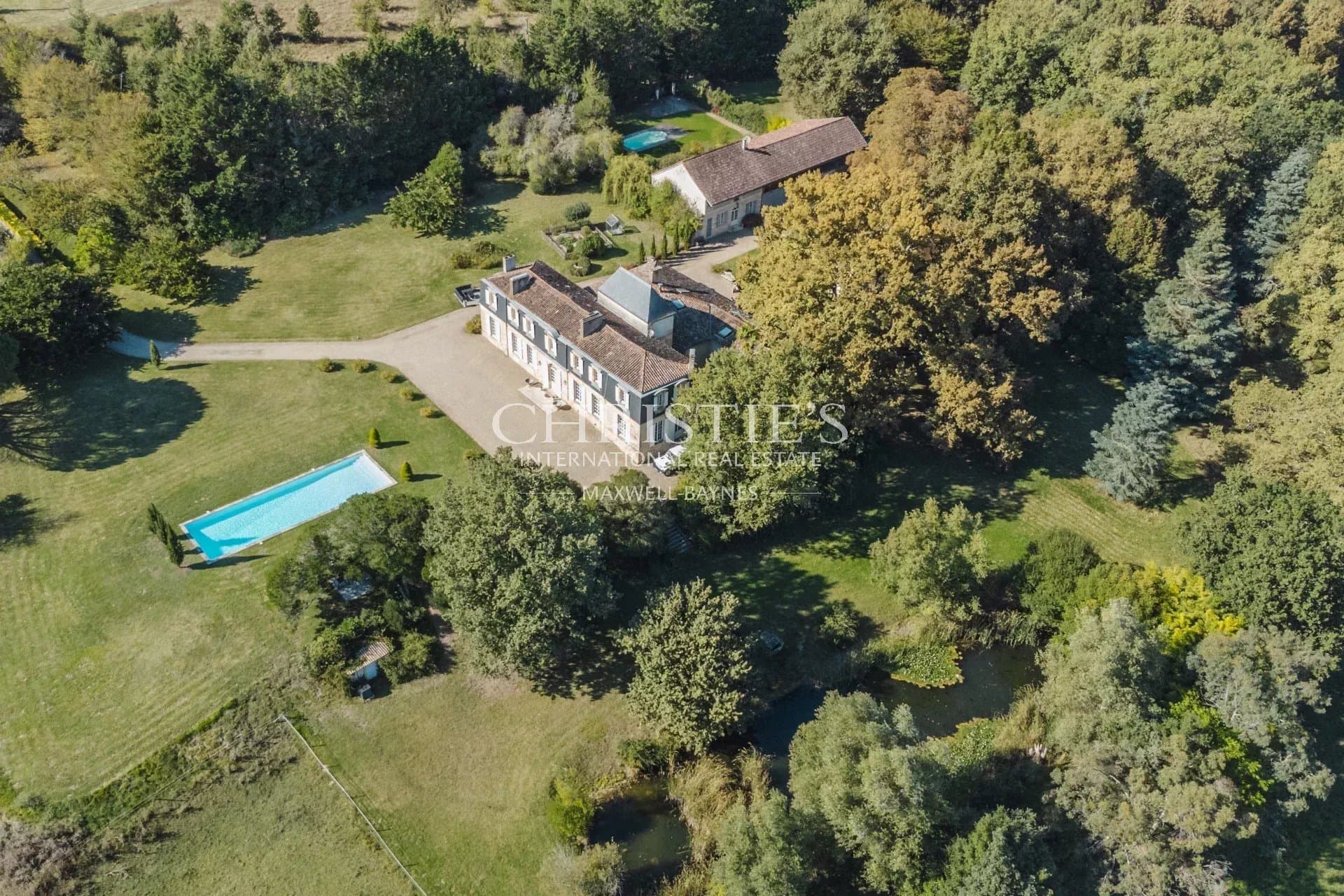 À moins d'une 1h de Bordeaux - Château du XVIII ème siècle - 700m² sur 11 hectares, piscine avec vue