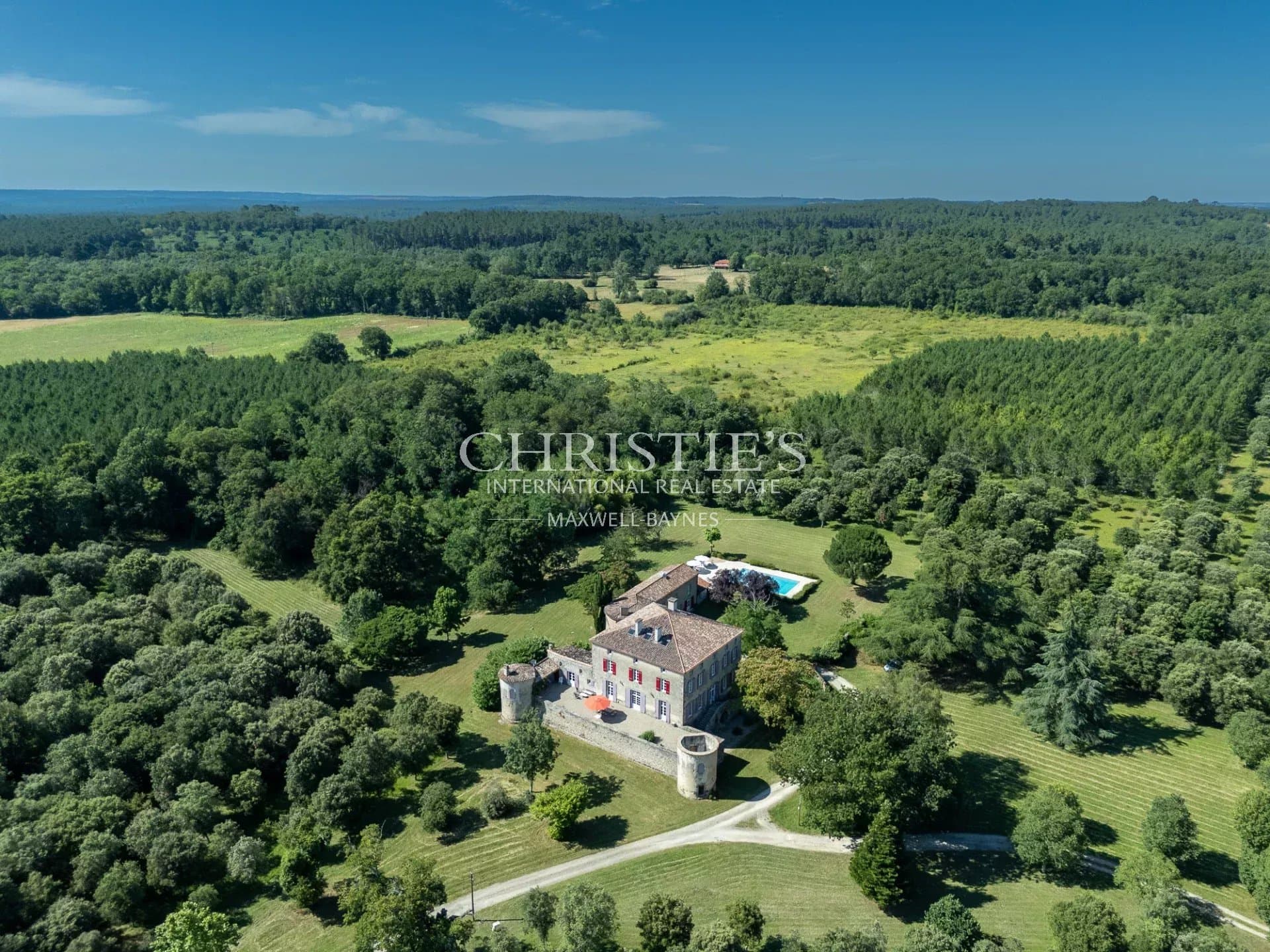Manoir fortifie s'étendant sur 35 hectares, principalement boisés