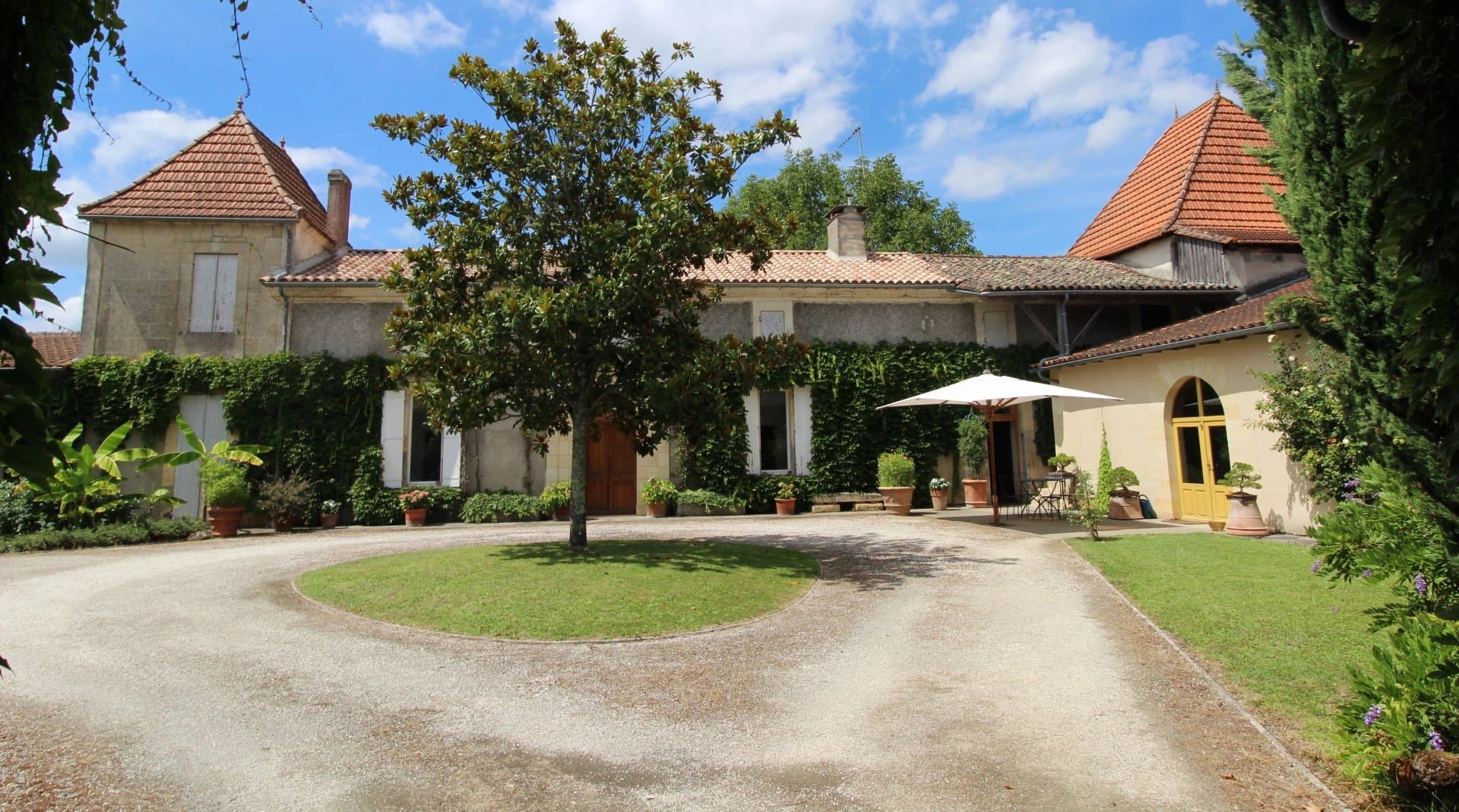 Belle opportunité viticole - 37 ha en AOC Bordeaux avec petit Château