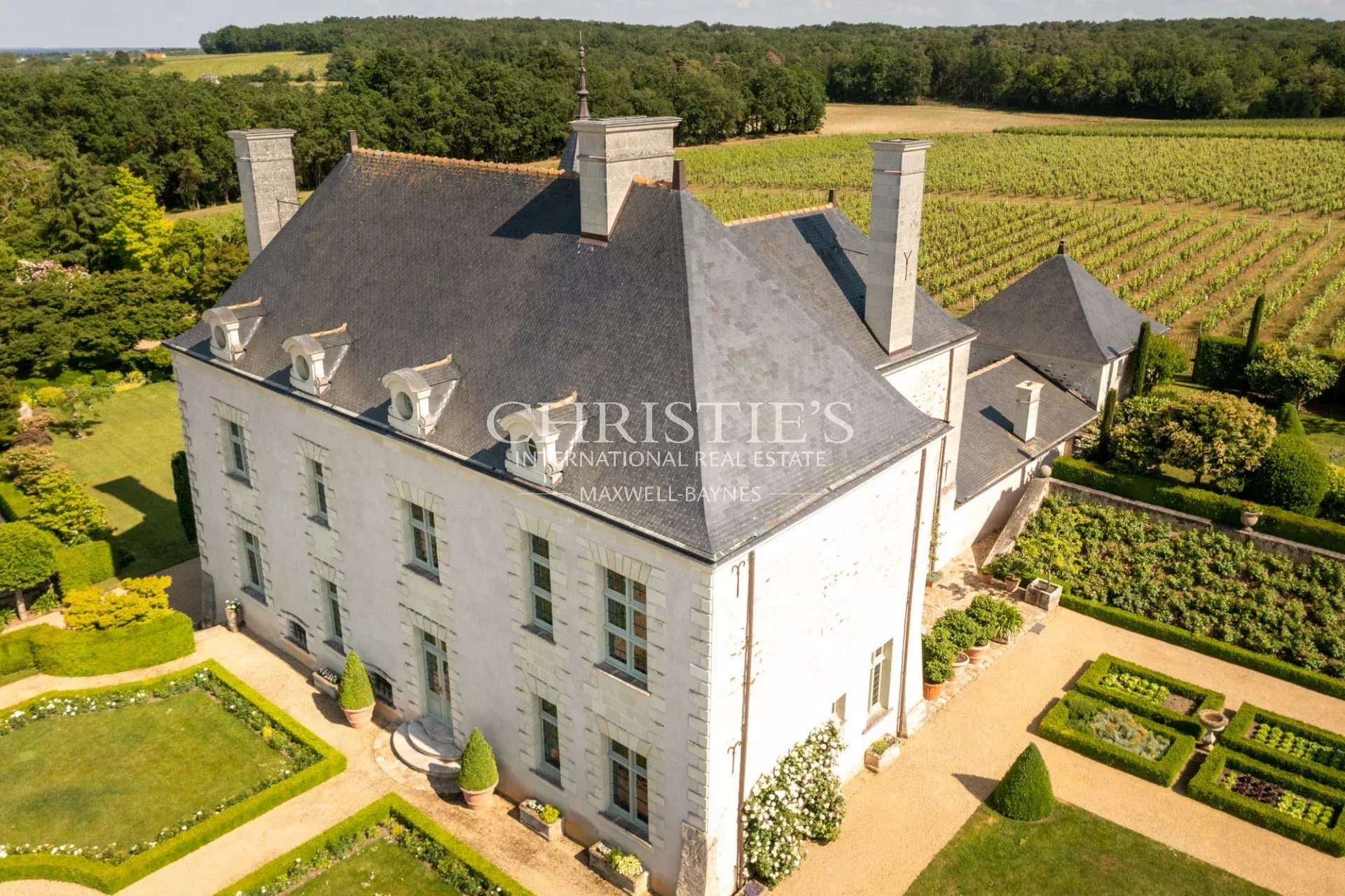 Magnificent manor with gardens "à la Française" and fine vineyard