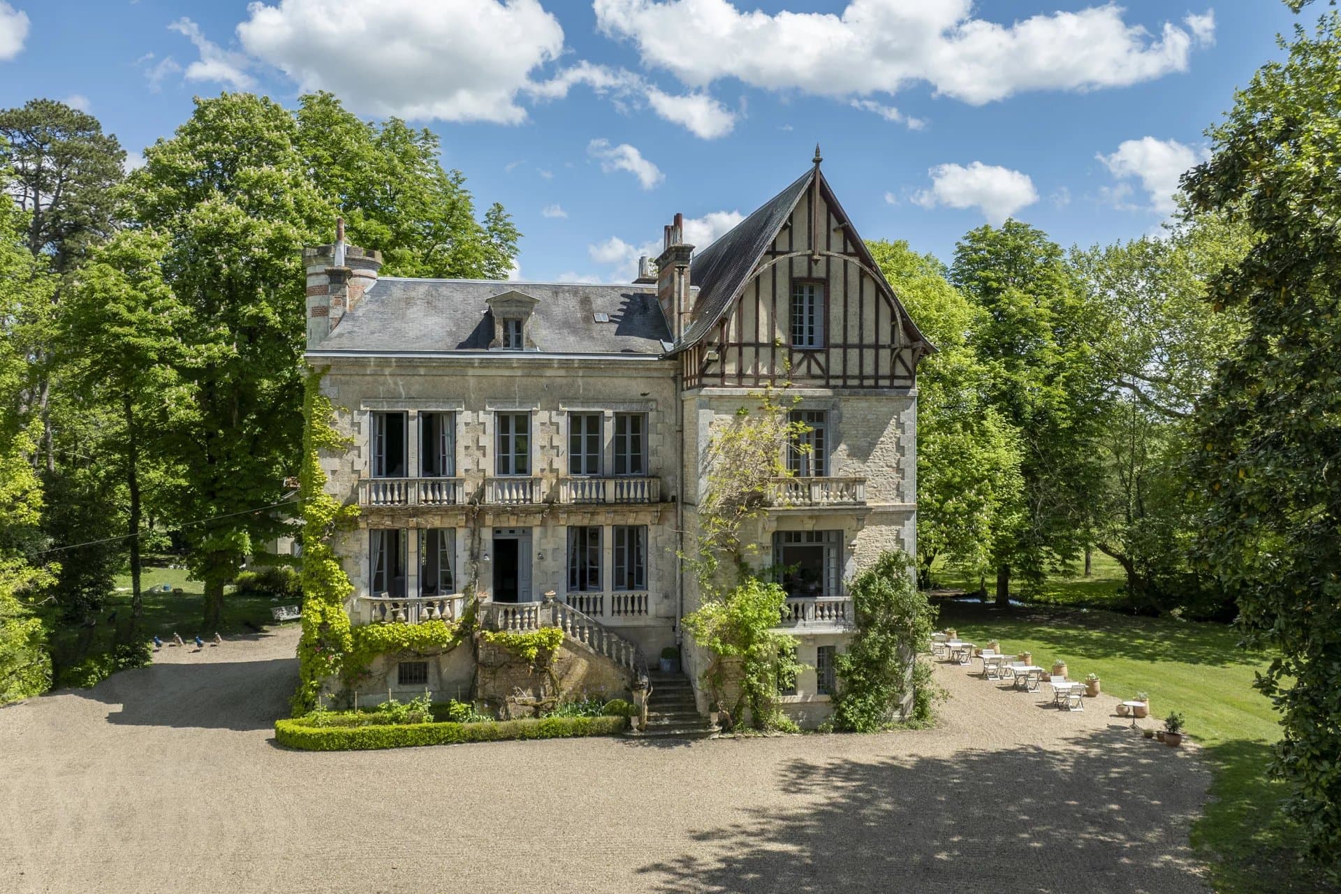 Charming 19th century manor house with swimming pool and caretaker's cottage between the Marais Poitevin and La Rochelle