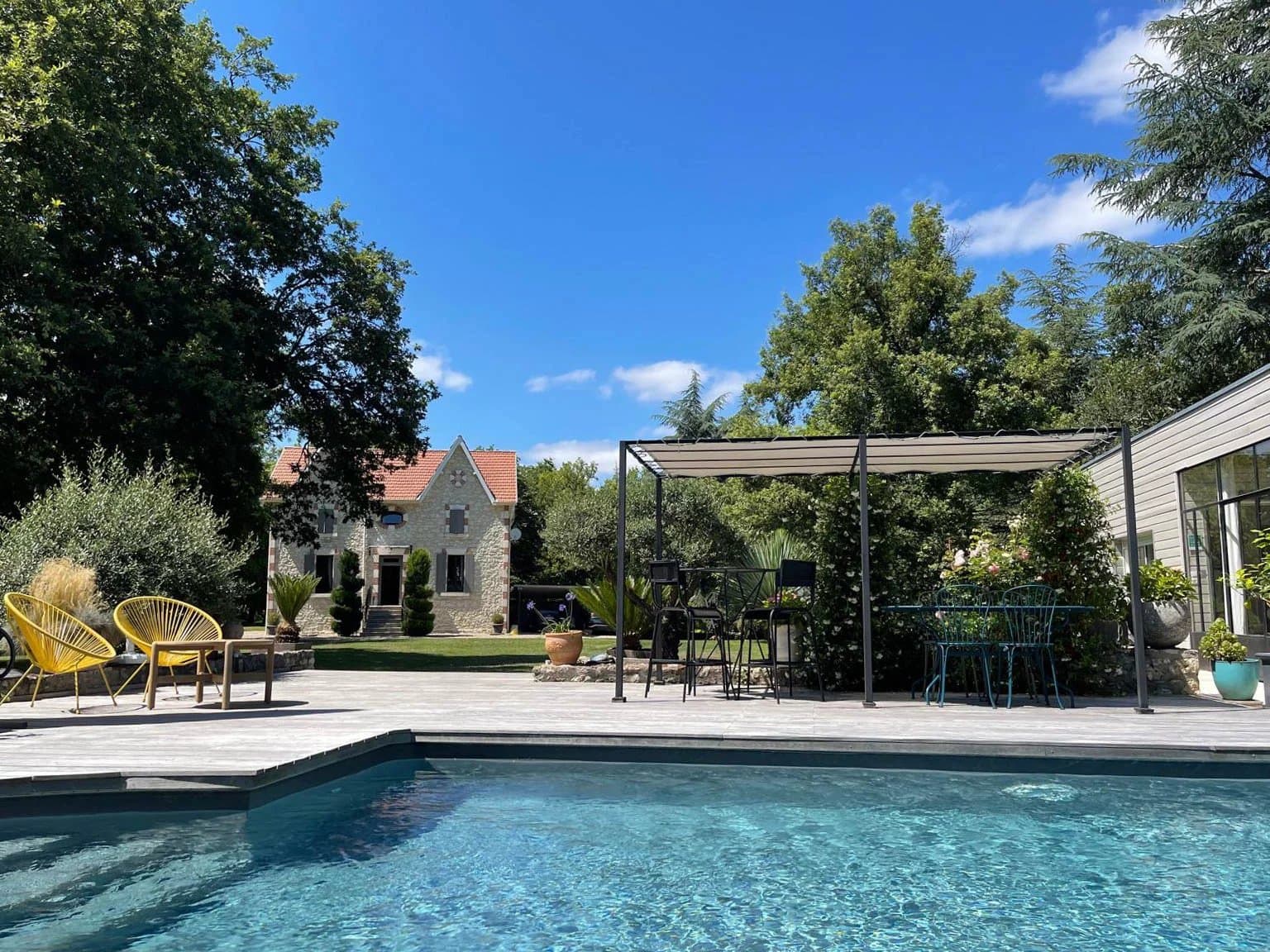 Magnifique maison Arcachonnaise avec maison de guardian, piscine et 2 hectares de terrain