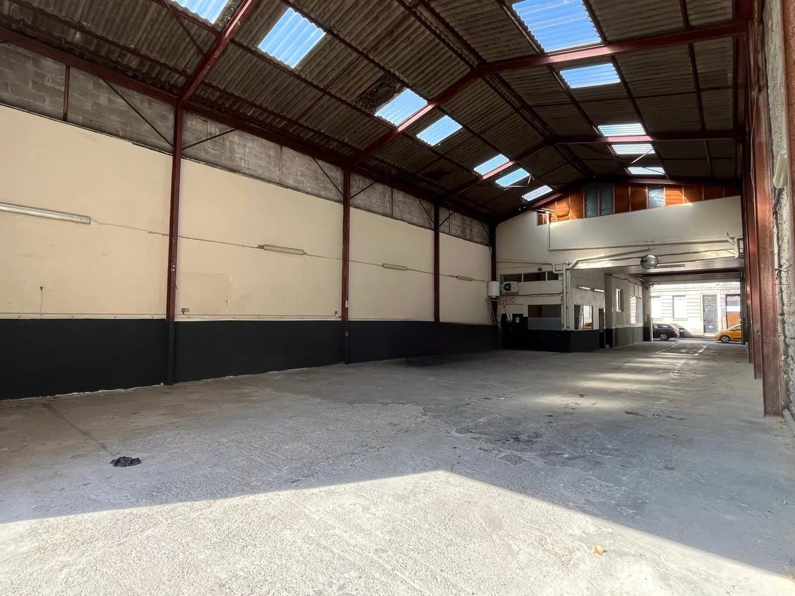 Warehouse with large outdoor area and double access - Near Place André Meunier