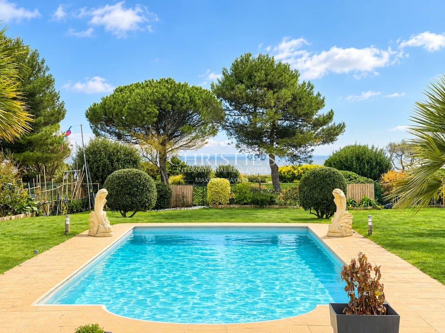 Villa with Panoramic Ocean Views, Swimming Pool and Direct Access to the Coastline – La Rochelle