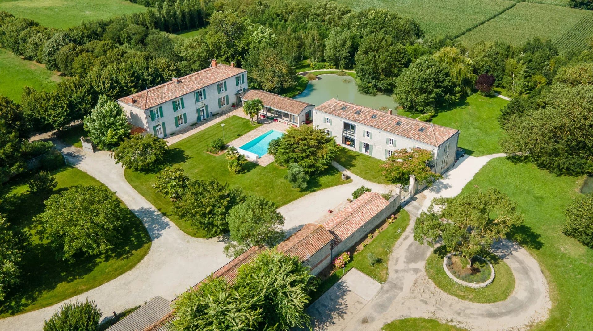 Divine estate set in 5 hectares of land, 9km from La Rochelle