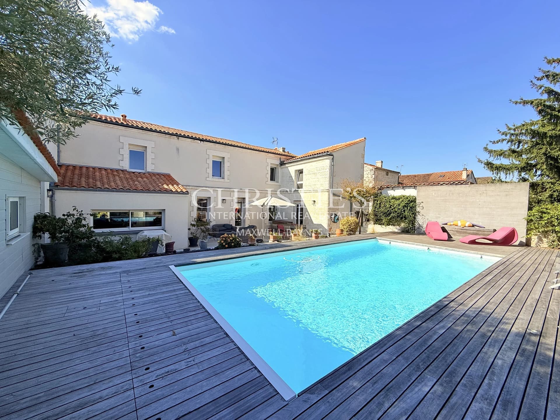 ANGOULÊME, VICTOR HUGO — A STYLISH FAMILY HOME WITH A HEATED POOL