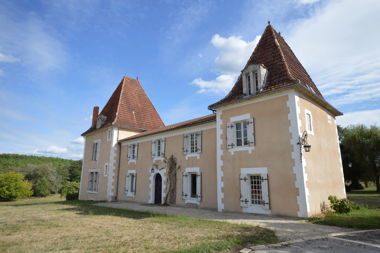 Grand Chateau de 58 ha de terrain, lacs, piscine, chalet et écuries - Dordogne à vendre