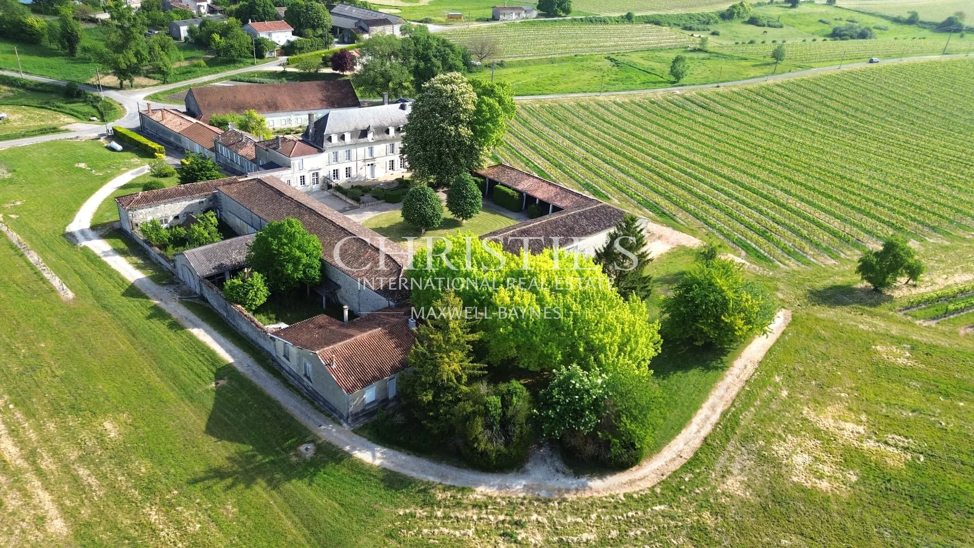 Élégante propriété de caractère avec vastes dépendances et potentiel événementiel — Au cœur du pays du Cognac