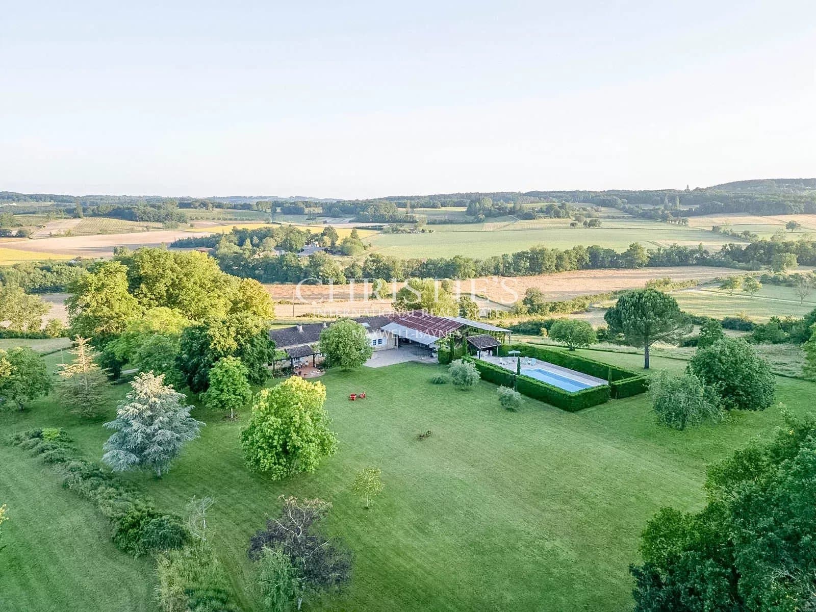 Superbe maison sur une colline avec 14 hectares de terrain, piscine et vue à 360 degrés