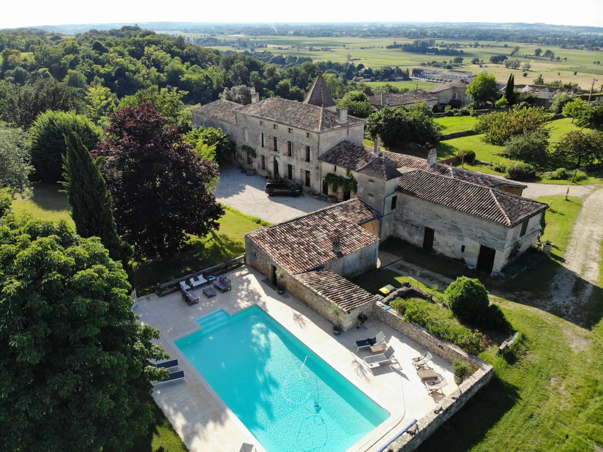 Magnificent historical turnkey hobby vineyard estate in the Entre-Deux-Mers region