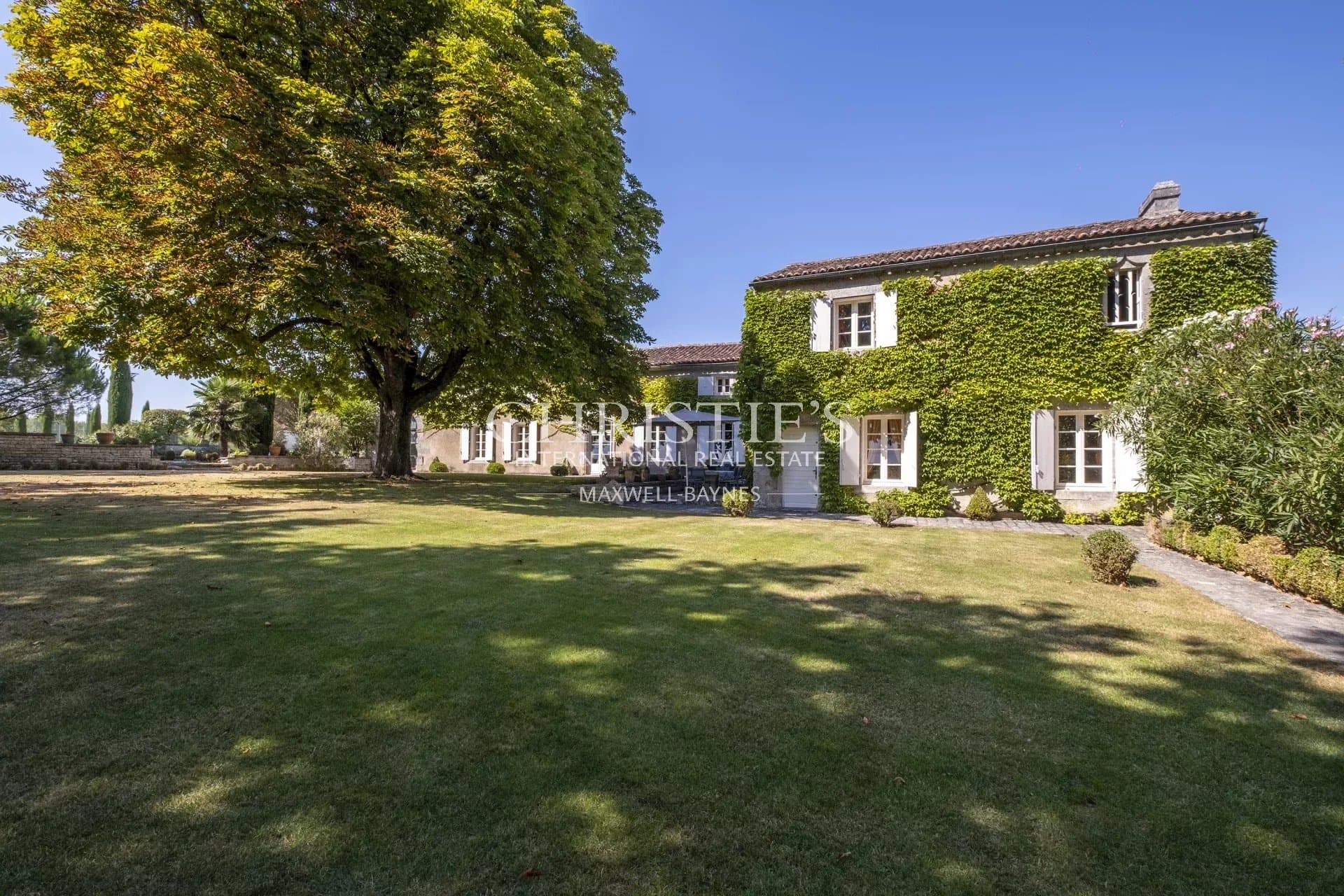 Superb character property located between Cognac and Angoulême