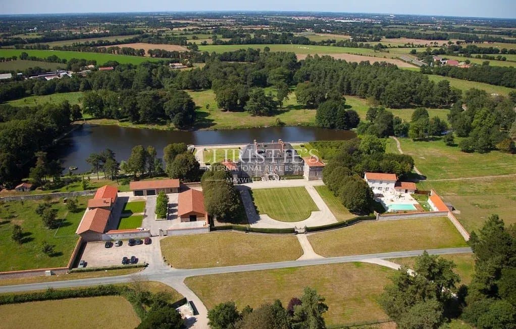 CHATEAU D'EXCEPTION du XVIIIᵉ siècle au cœur d’un domaine privé de 42 hectares.