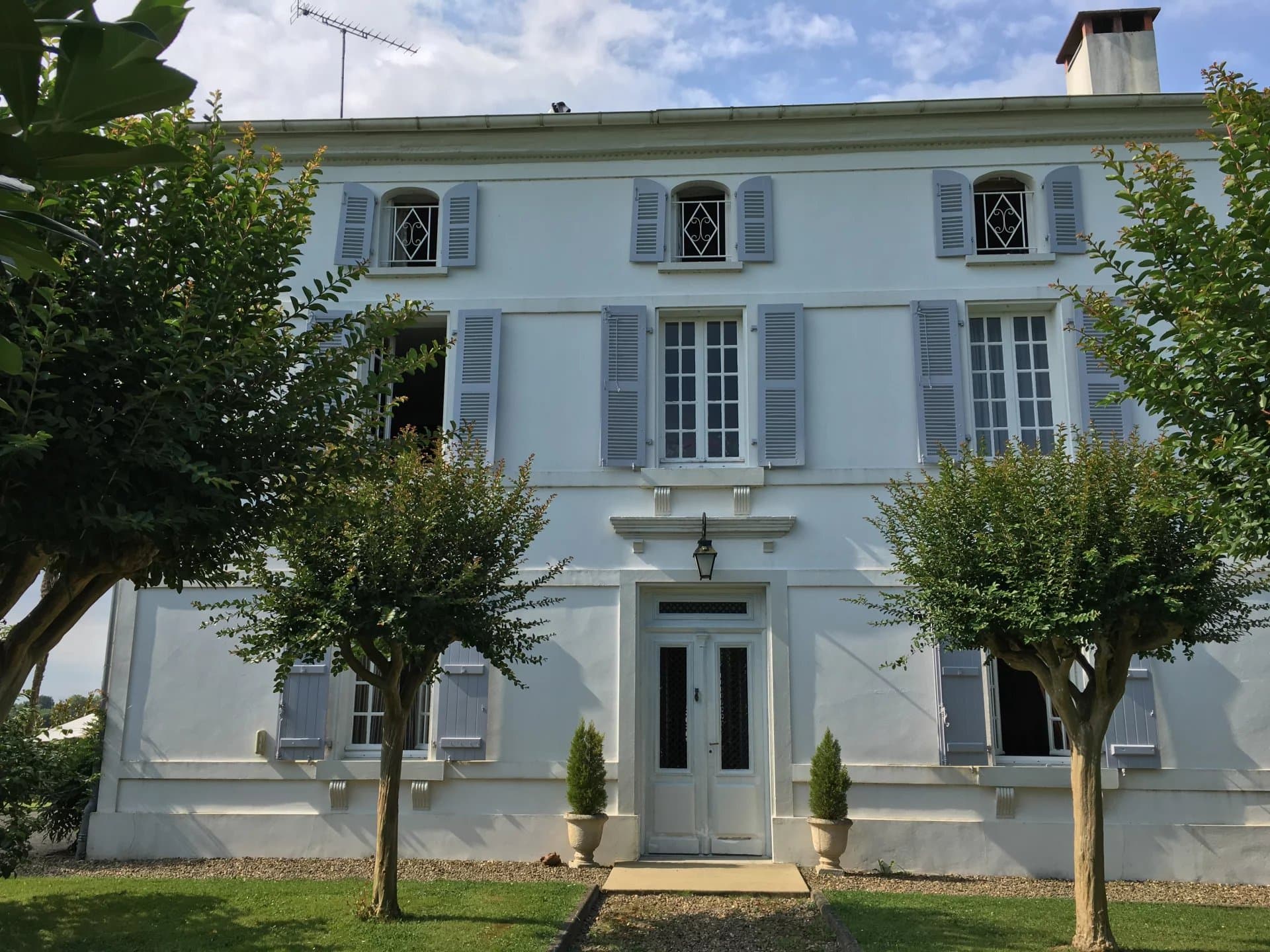 Stunning 4/5 bedroom house with views of the Pyrenees - less than 1 hour from Atlantic coast