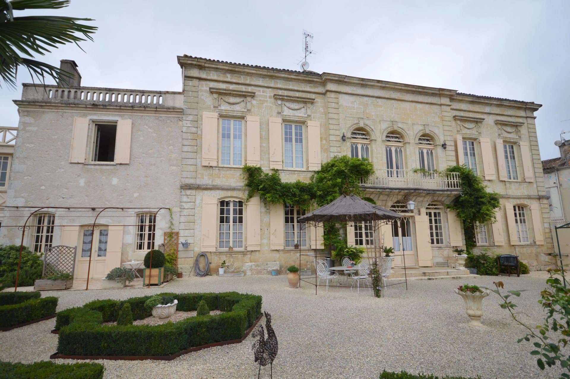 Manoir Historique sur le Dordogne avec Piscine Intérieure et Gîte