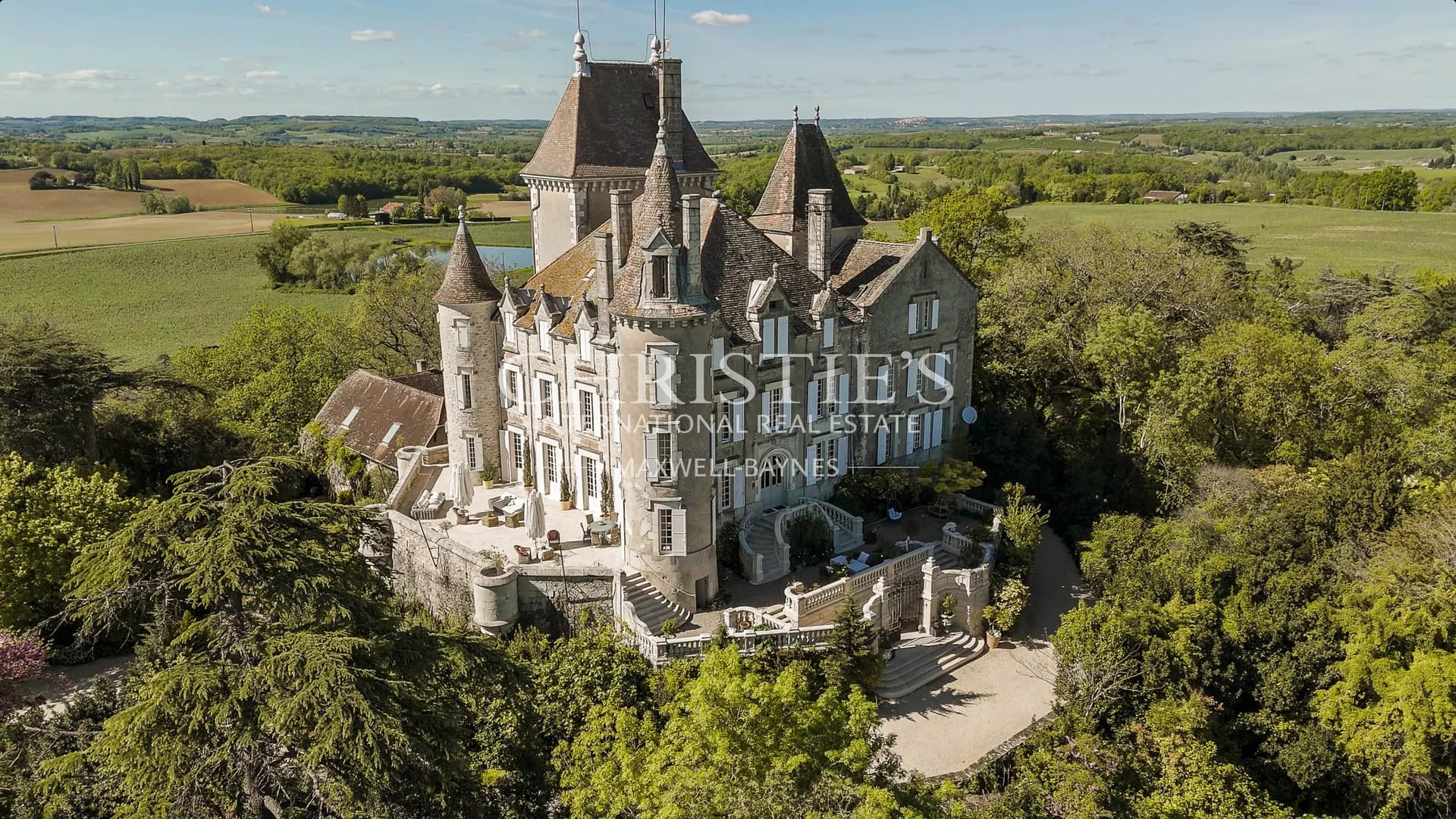 Un domaine de château à couper le souffle, élégamment perché au sommet de la plus haute colline de la région