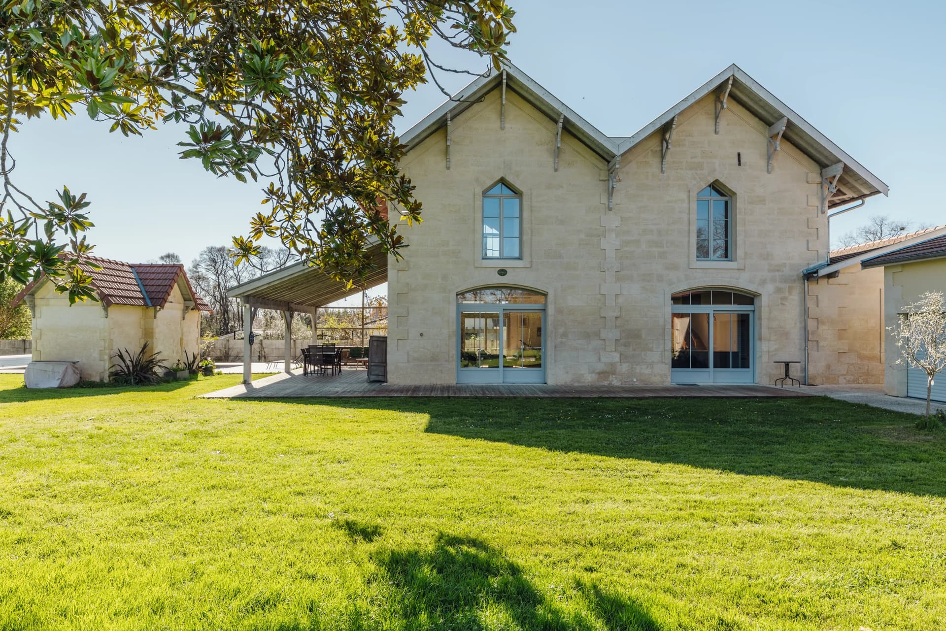 BOULIAC – EXCEPTIONAL PROPERTY WITH POOL AND 6,000 SQM PARKLAND