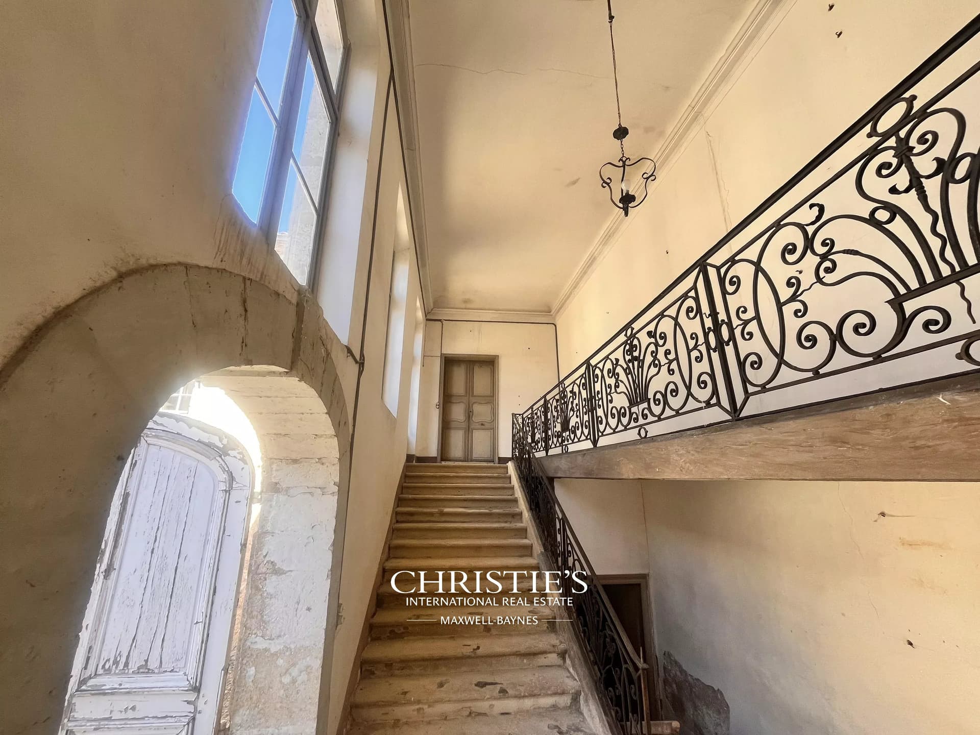 In the heart of Lectoure, an 18th-century townhouse, a historic gem waiting to be revitalised