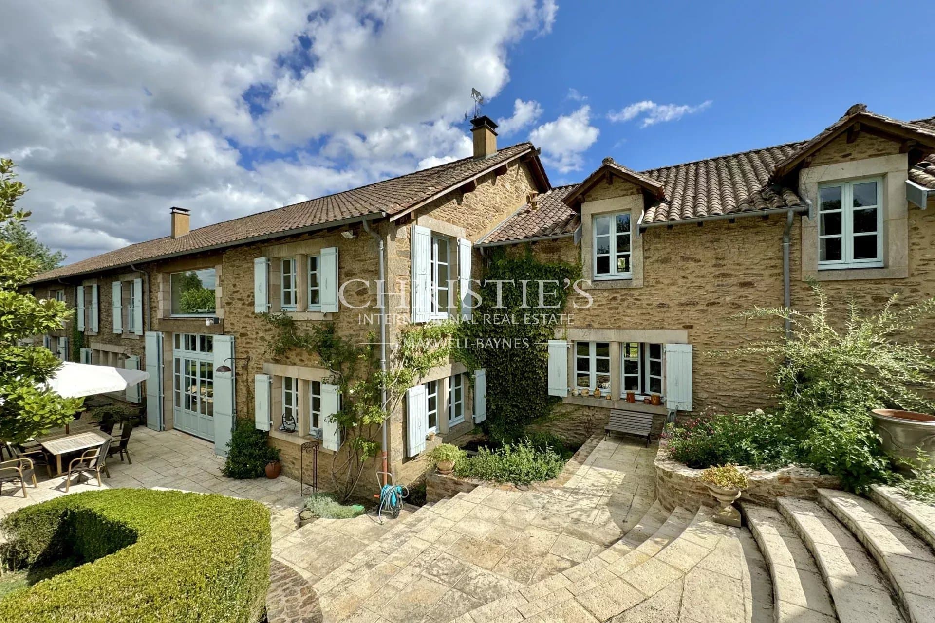 Beautifully renovated 14th-century manor farmhouse with studio near Brantôme