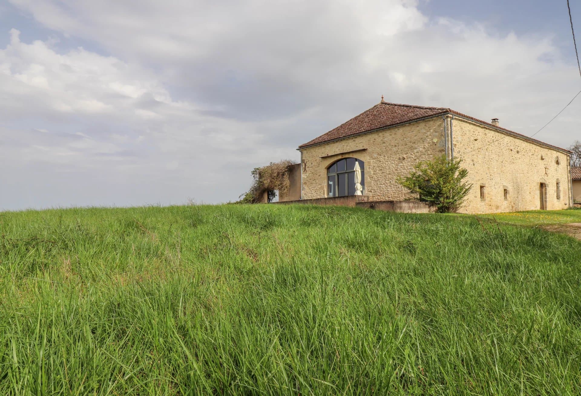 GRANGE-LOFT élégante avec maison d'amis et piscine dans une campagne idyllique, à proximité de Gensac