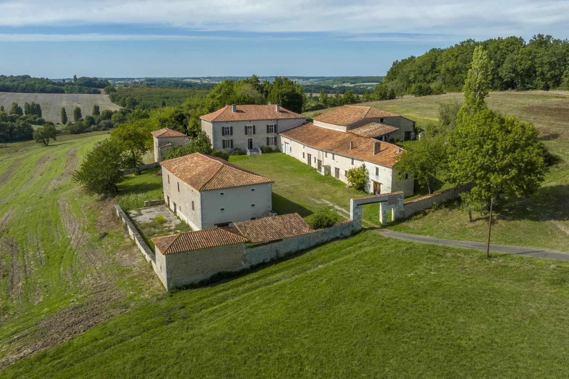 A vendre en exclusivité : logis du 17ieme à rénover à 35 minutes d’Angoulême