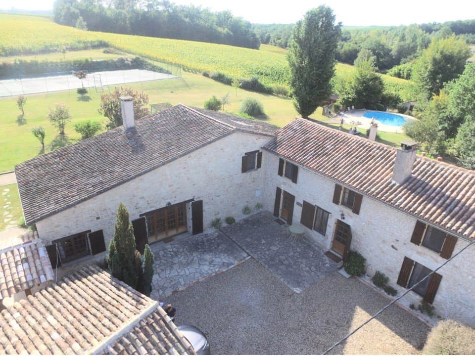 Characterful Renovated 4 Bedroom House, With Swimming Pool And Tennis Court