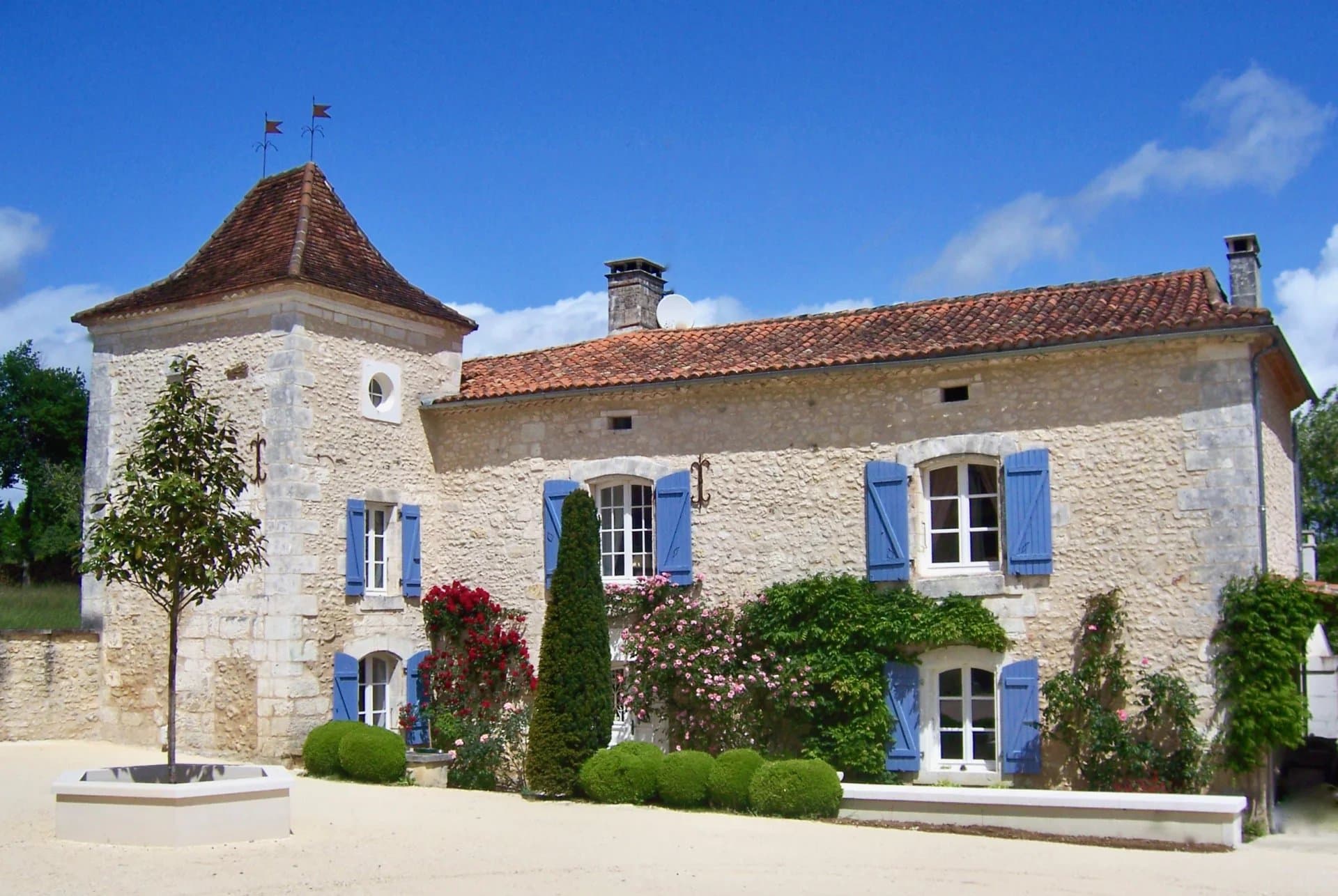 Château avec gîte et piscine près de Brantôme