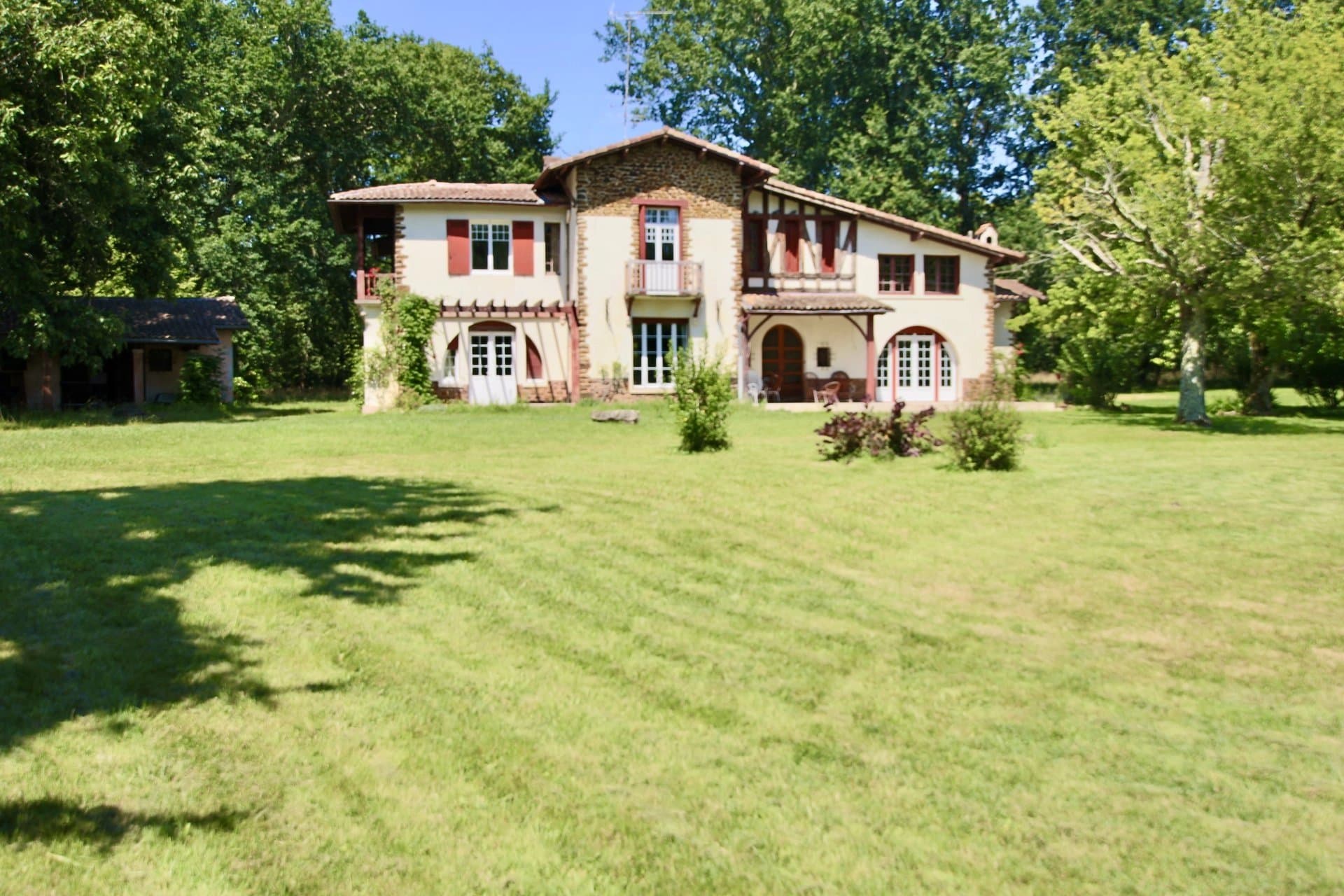 Salles, near the Bassin d'Arcachon, a tranquil, character home