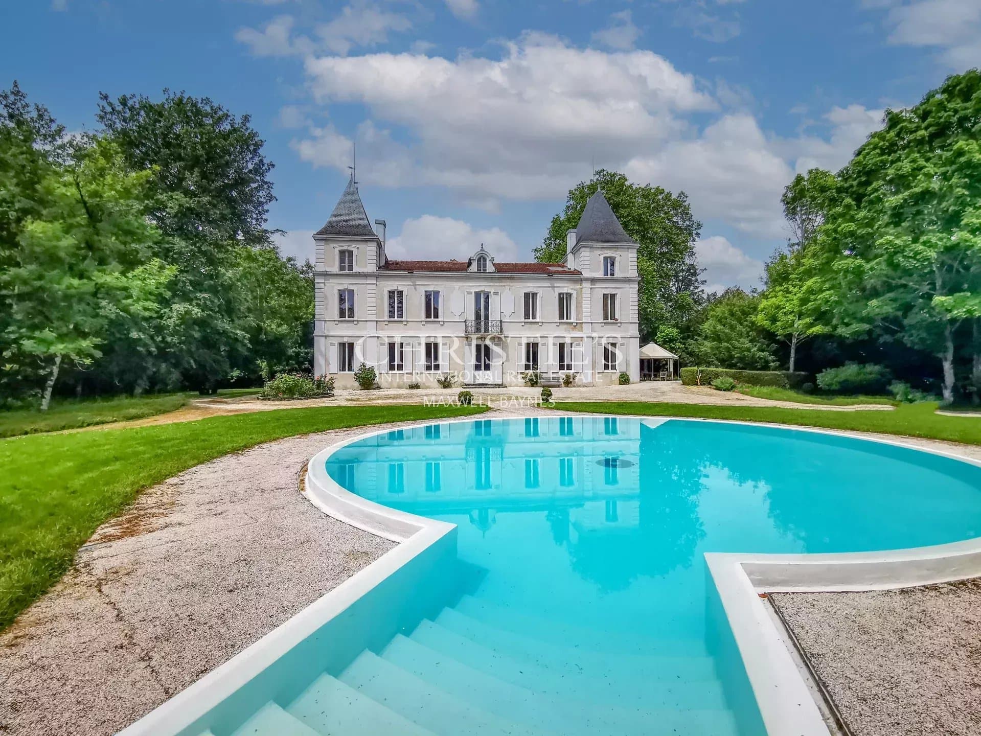 Château avec piscine et 4.8 hectares de terrain, près d'Agen